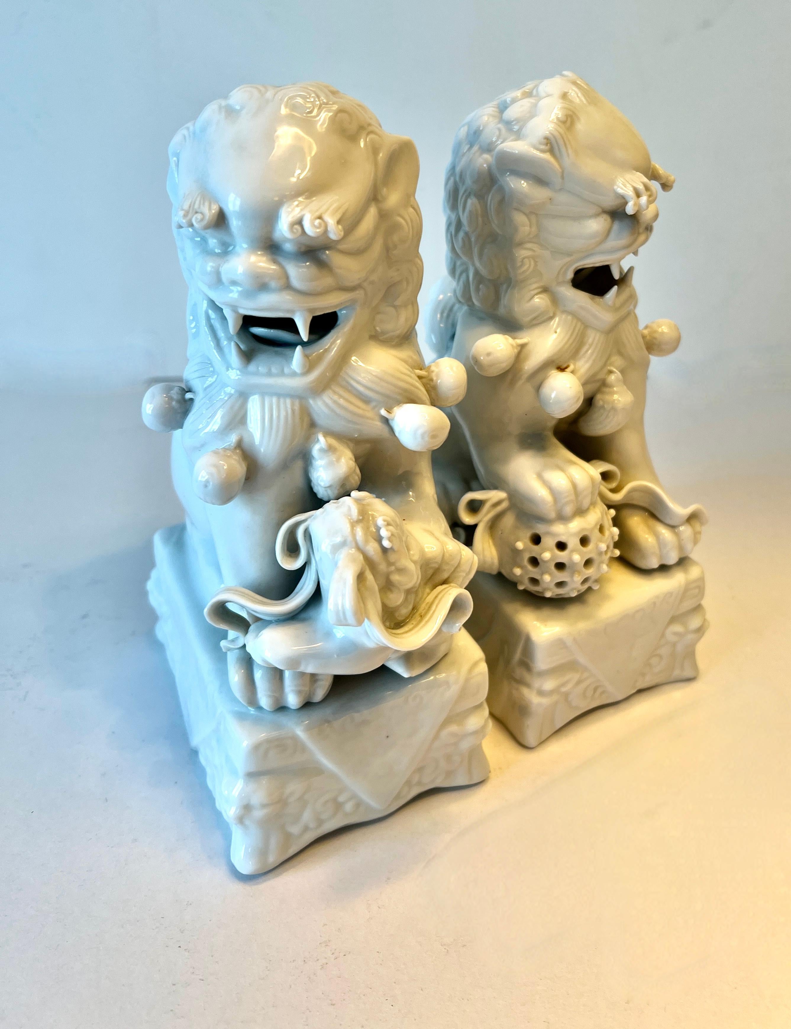 Paire de serre-livres sculpturaux en forme de chien blanc de Chine Bon état - En vente à Los Angeles, CA