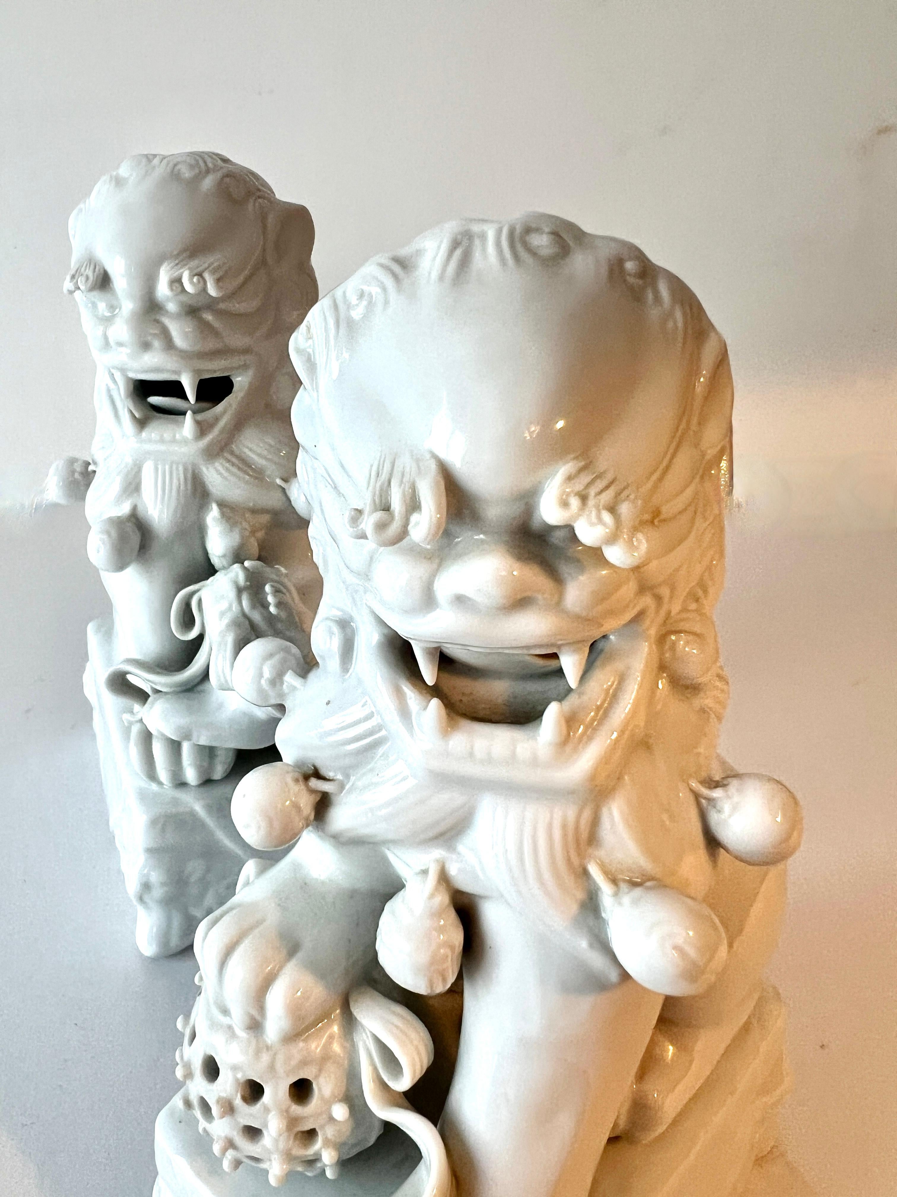 20ième siècle Paire de serre-livres sculpturaux en forme de chien blanc de Chine en vente