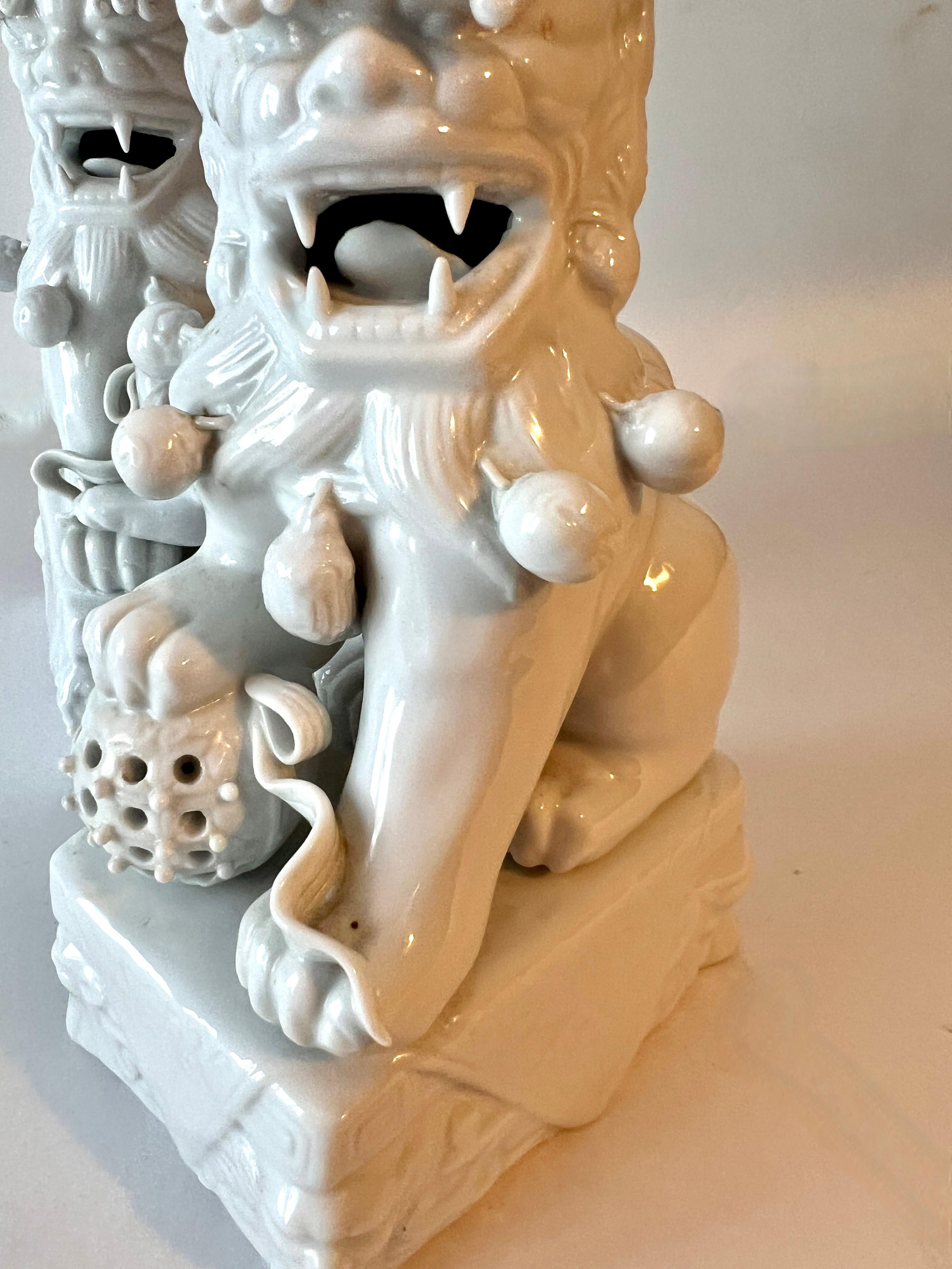 Céramique Paire de serre-livres sculpturaux en forme de chien blanc de Chine en vente