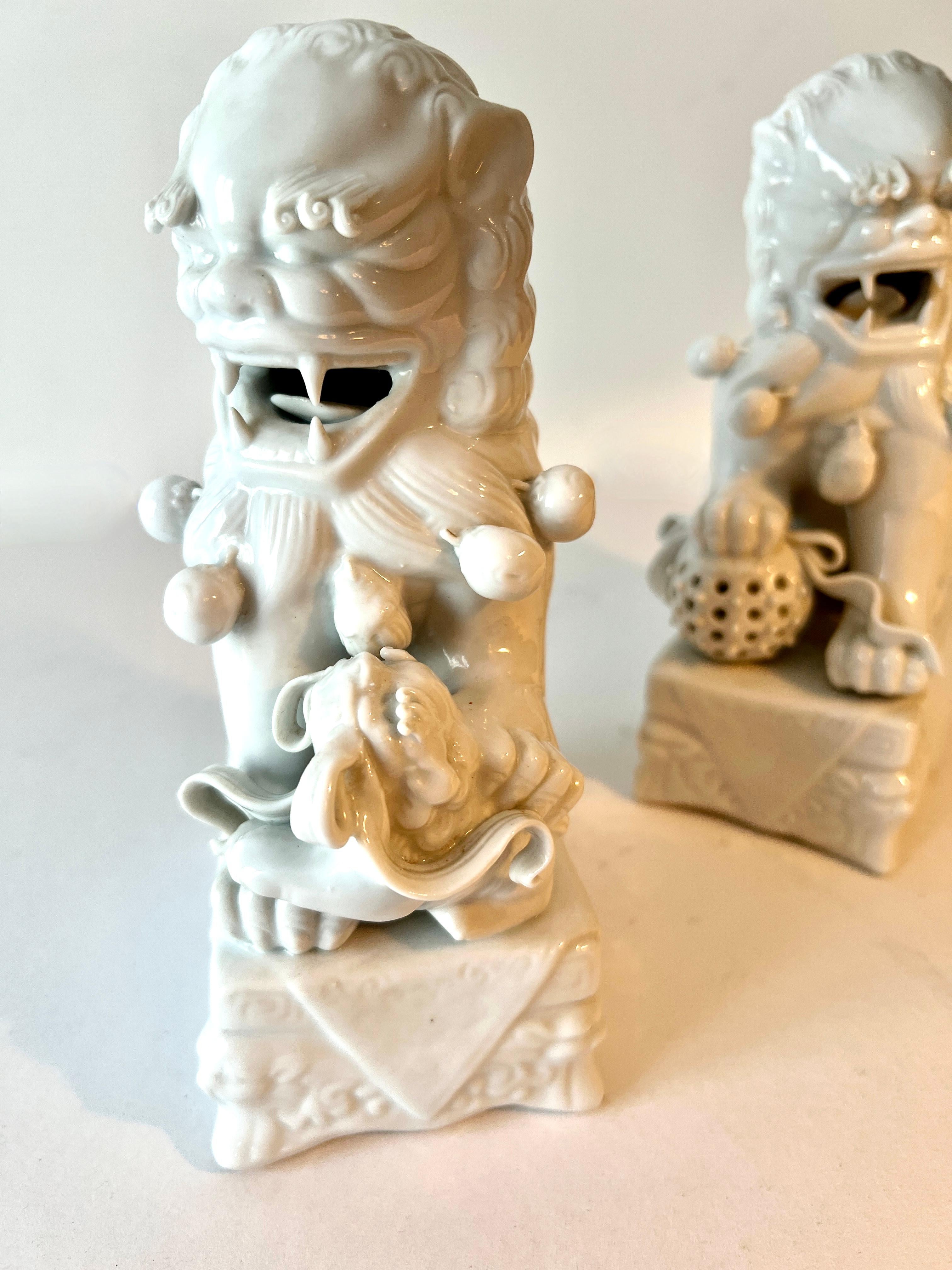 Paire de serre-livres sculpturaux en forme de chien blanc de Chine en vente 1