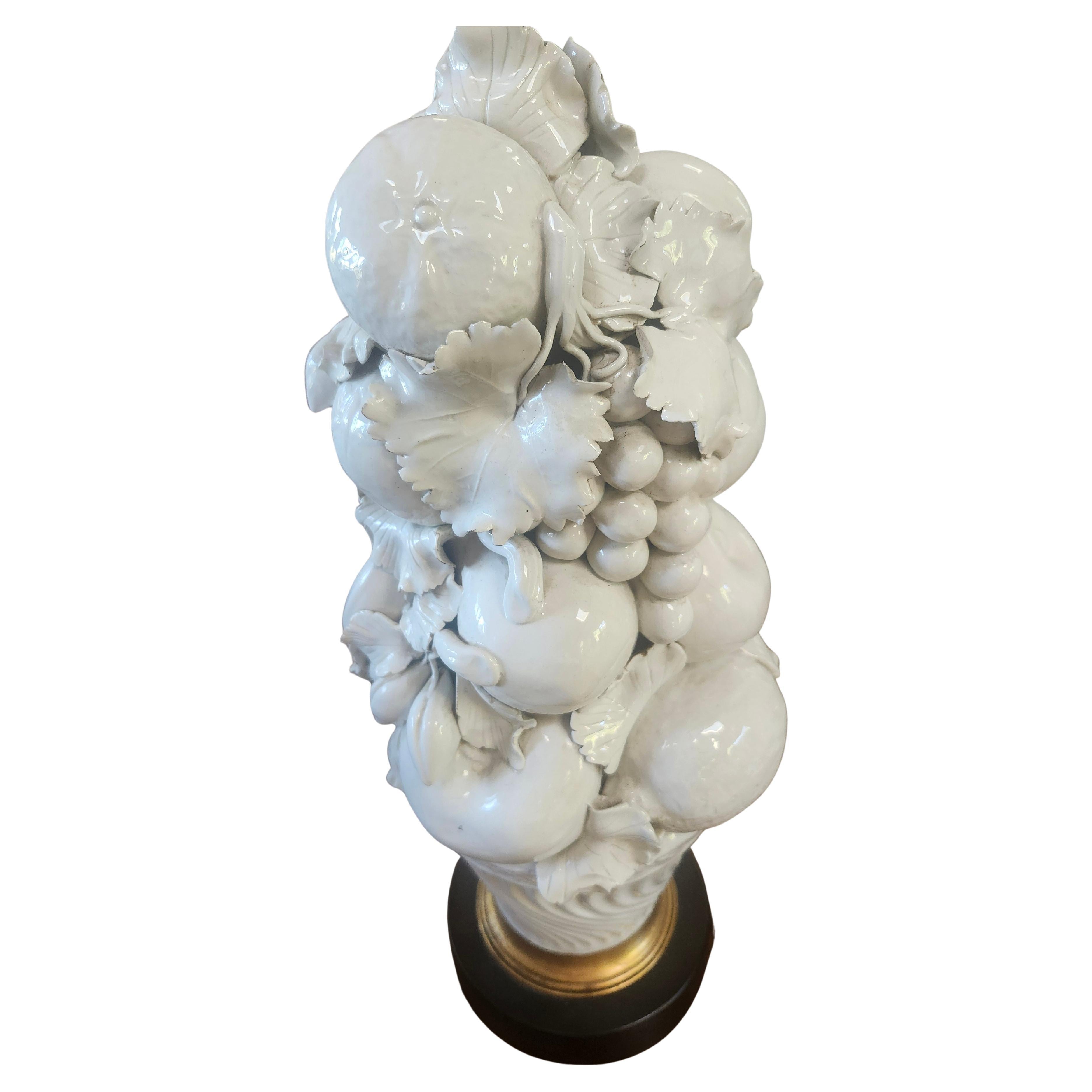 Fabuleuse paire de lampes de table de 37 au sommet de l'épi avec des topiaires en porcelaine blanc de chine dans des paniers de fruits avec une bande dorée sur la base du socle noir. Fruits et légumes empilés au-dessus d'un bol ou d'un pot décoratif