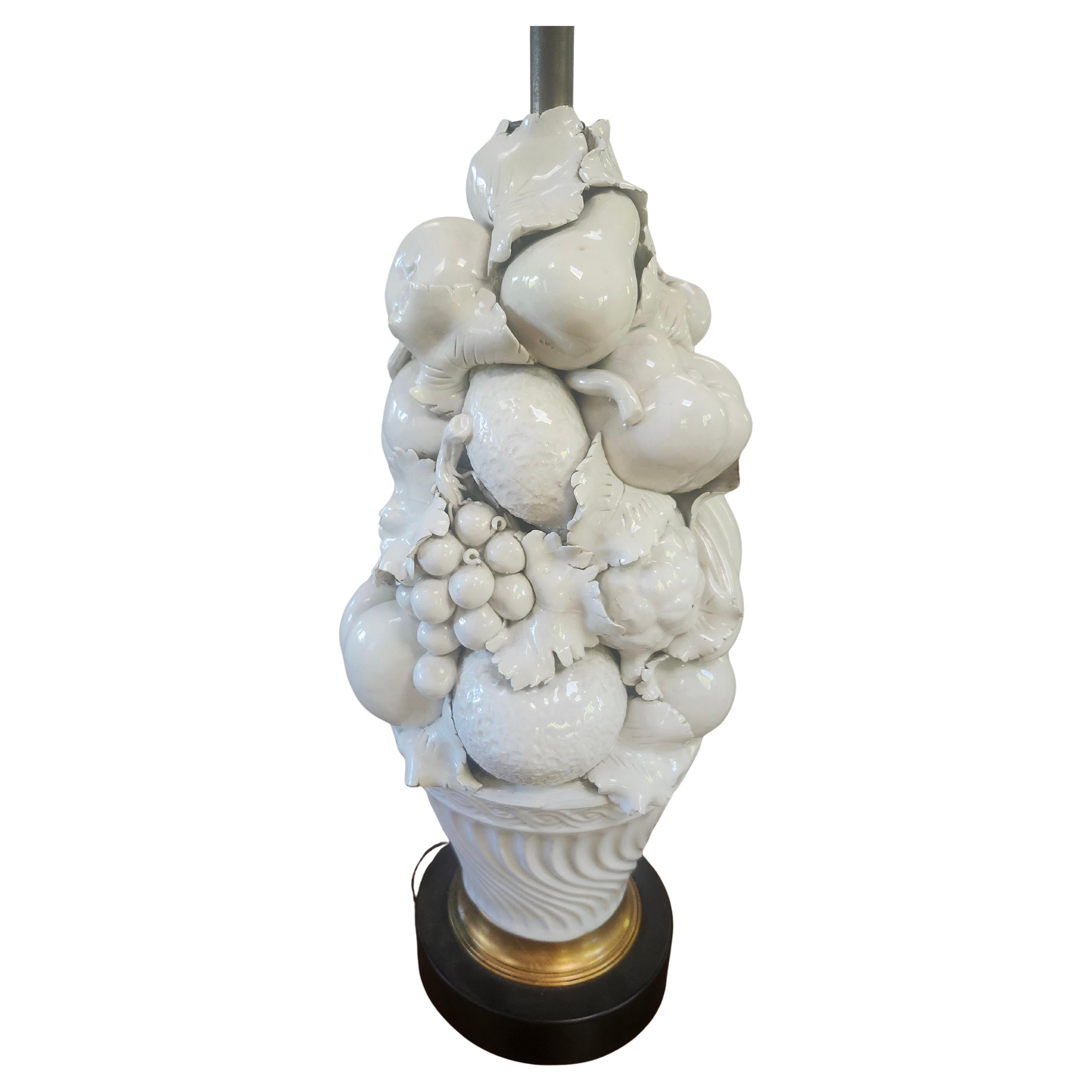 Néoclassique Paire de lampes de table Topiaire en corbeille de fruits Blanc De Chine C1960 en vente