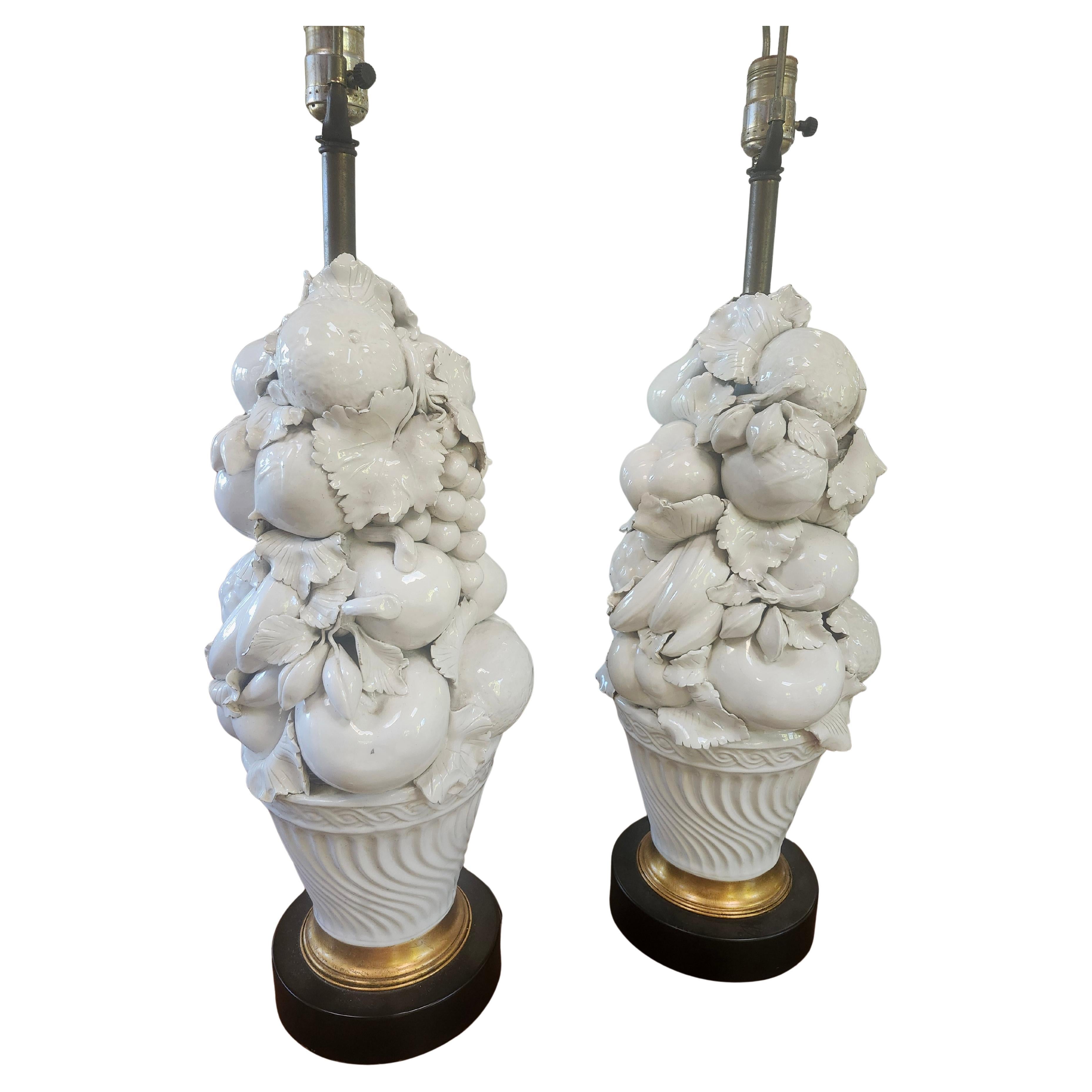 italien Paire de lampes de table Topiaire en corbeille de fruits Blanc De Chine C1960 en vente
