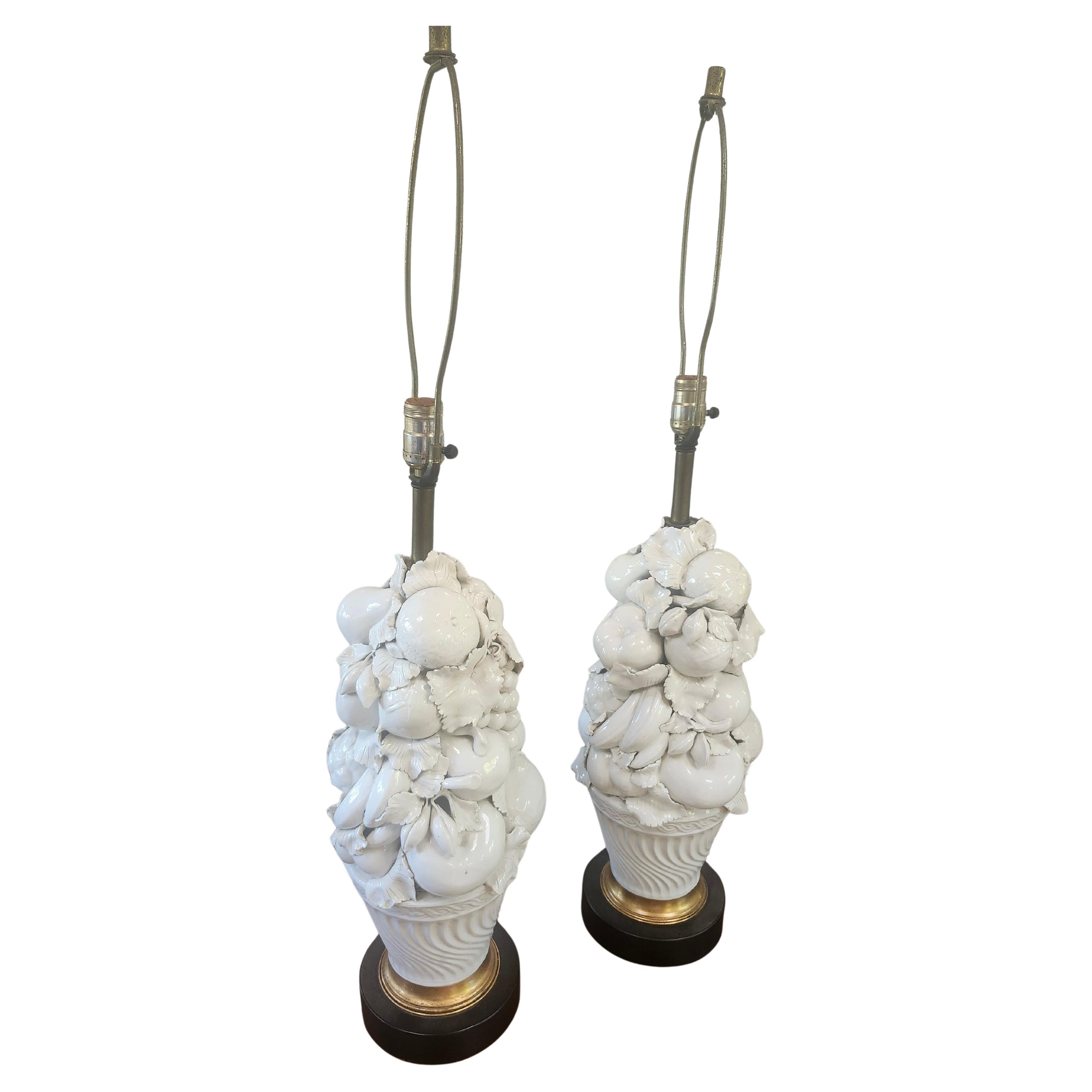 Paire de lampes de table Topiaire en corbeille de fruits Blanc De Chine C1960 Bon état - En vente à Port Jervis, NY