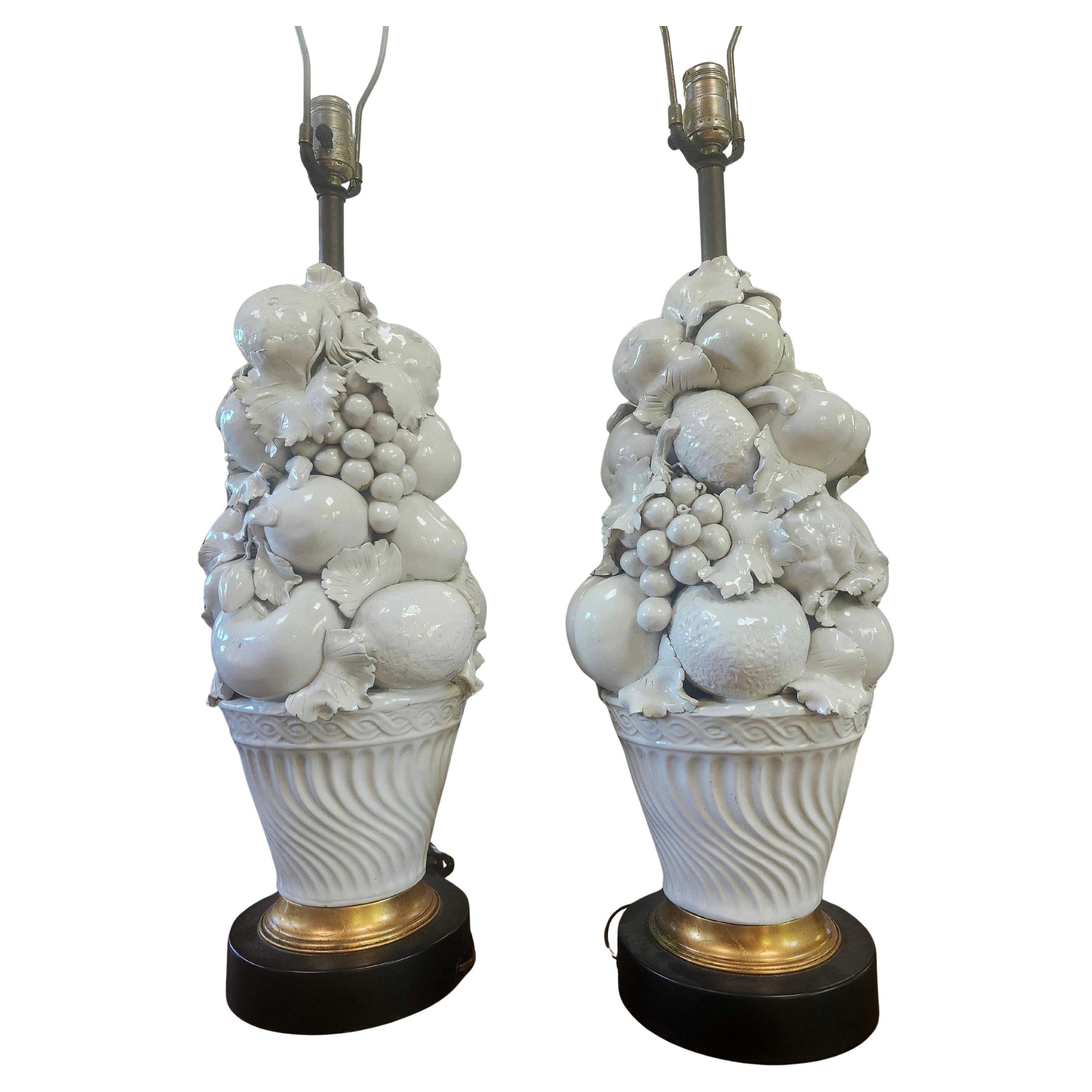 Milieu du XXe siècle Paire de lampes de table Topiaire en corbeille de fruits Blanc De Chine C1960 en vente