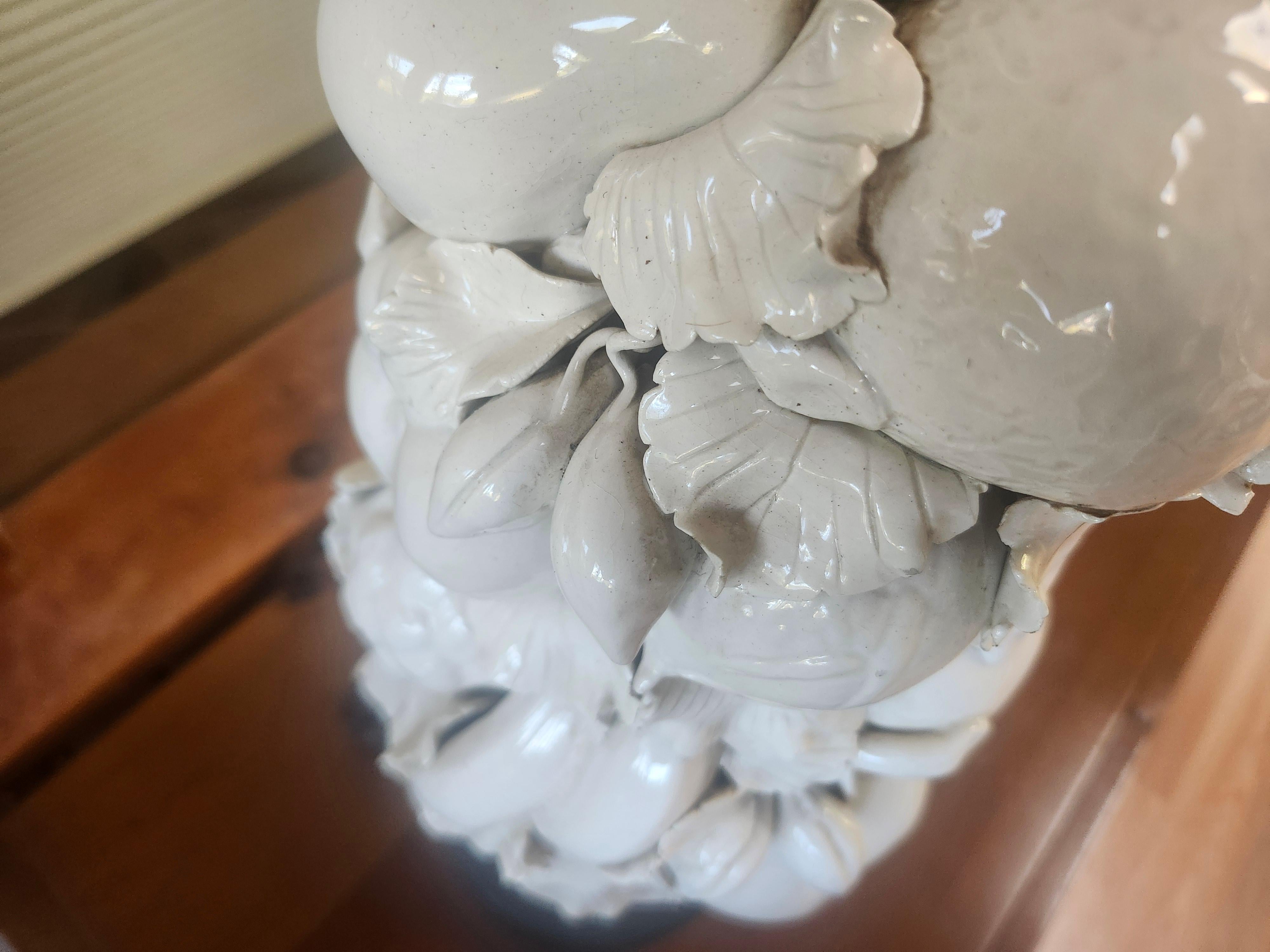 Métal Paire de lampes de table Topiaire en corbeille de fruits Blanc De Chine C1960 en vente
