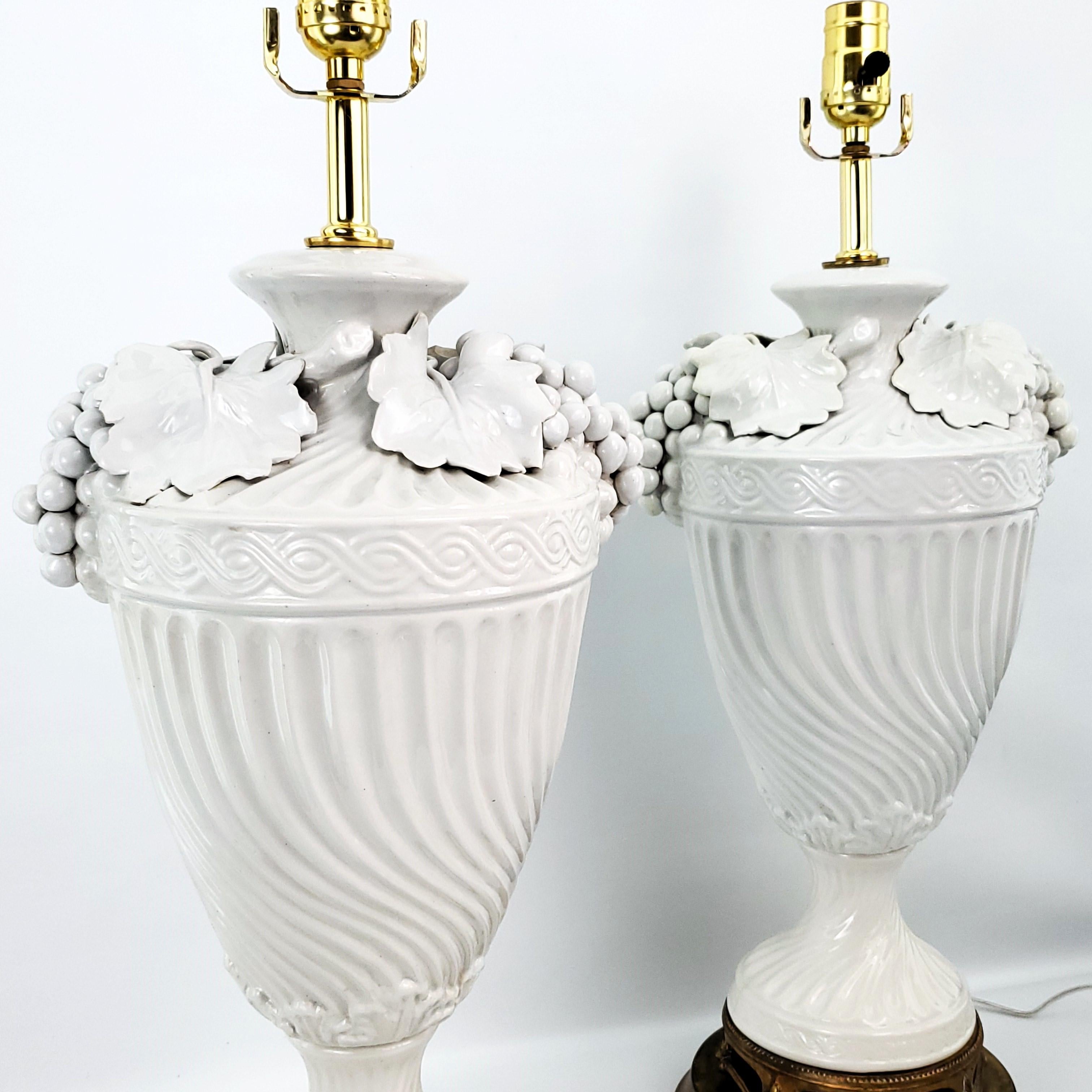 Paar italienische Blanc De Chine-Tischlampen aus weißem Porzellan mit Traubenblättern aus weißem Porzellan (Messing) im Angebot