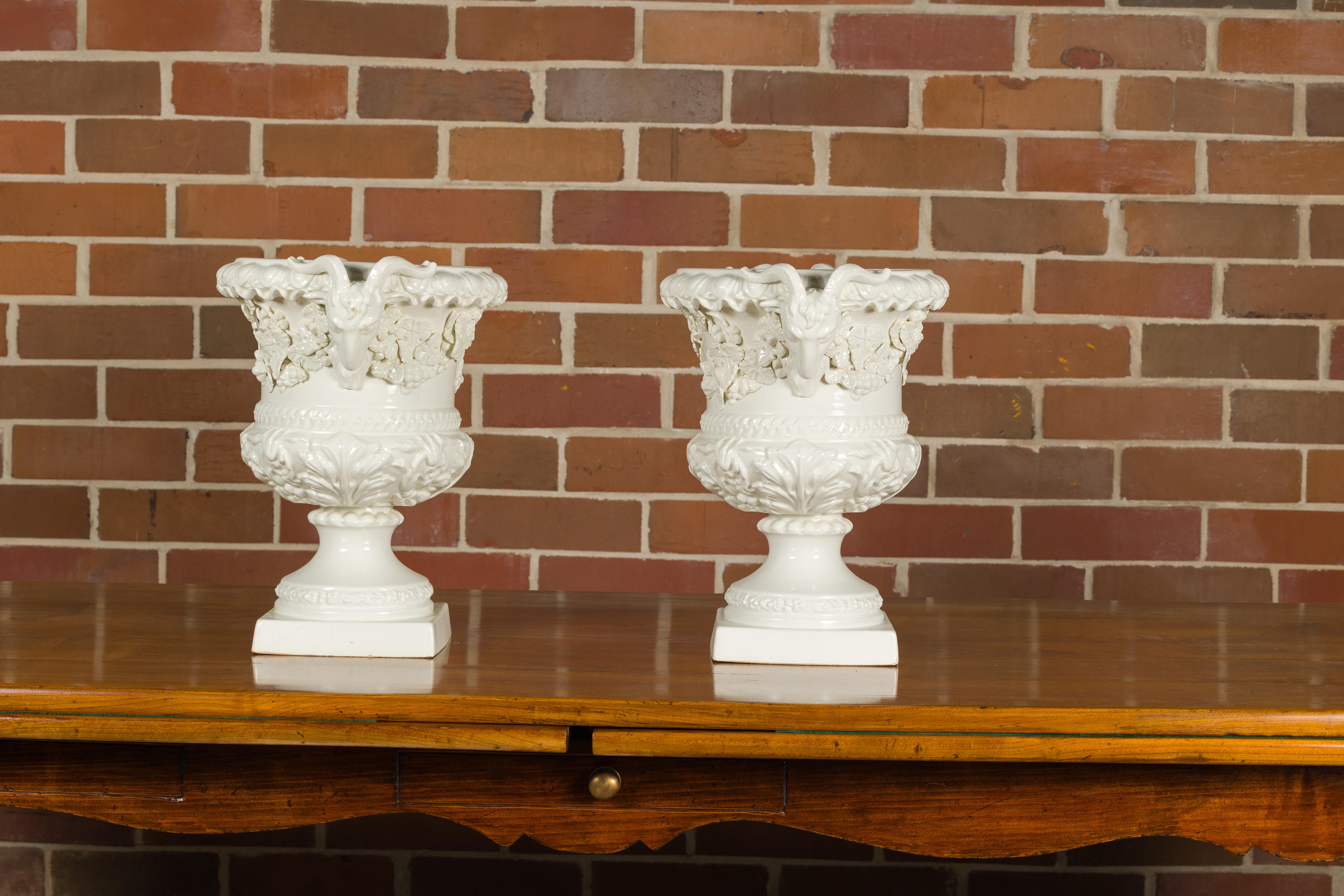 Paar Blanc de Chine-Urnen aus der Mitte des Jahrhunderts mit Widderköpfen und Efeublättern im Zustand „Gut“ im Angebot in Atlanta, GA