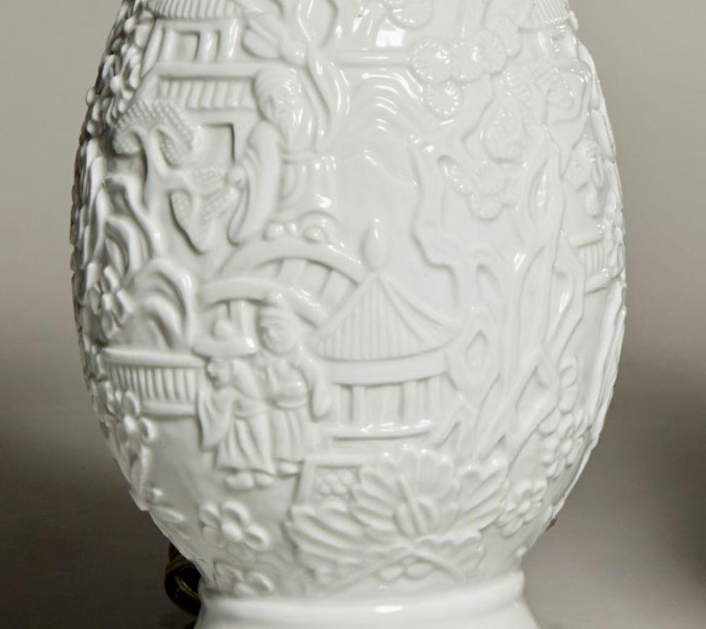 Chinois Paire de vases Blanc De Chine montés comme lampes de bureau en vente