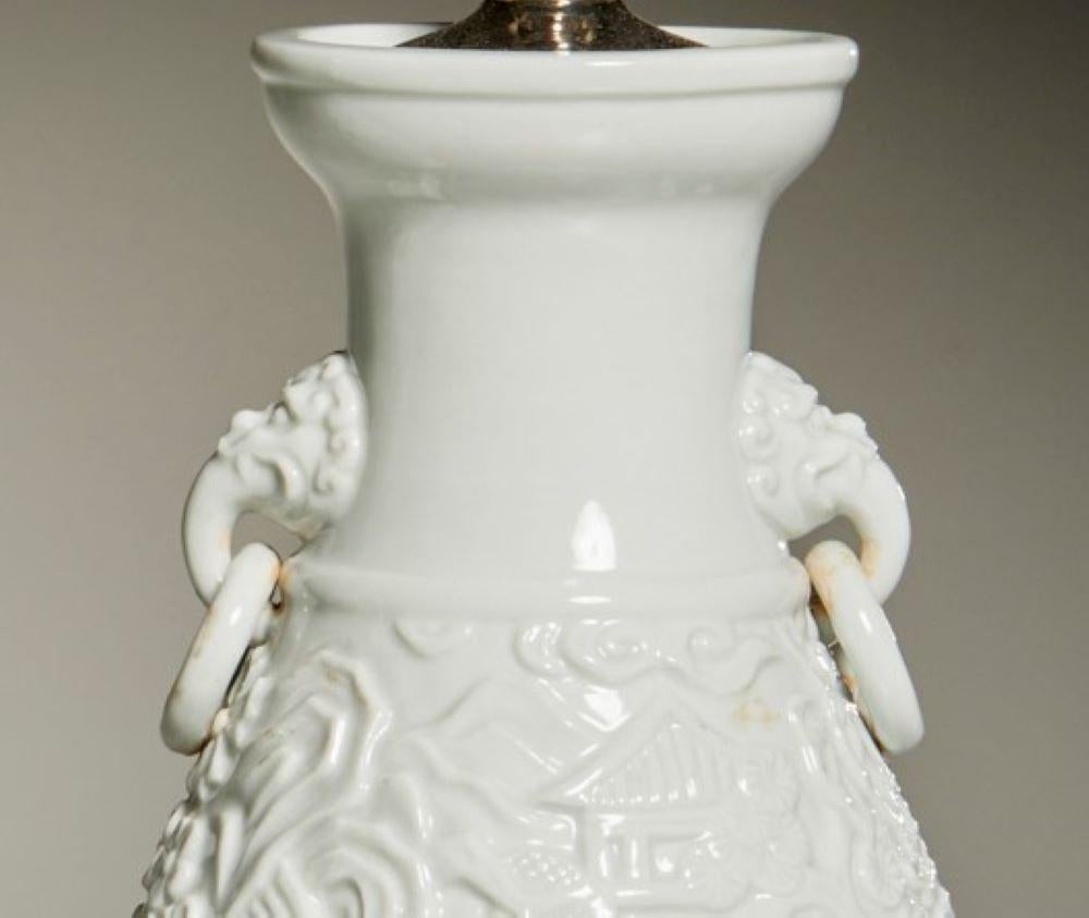 Vernissé Paire de vases Blanc De Chine montés comme lampes de bureau en vente