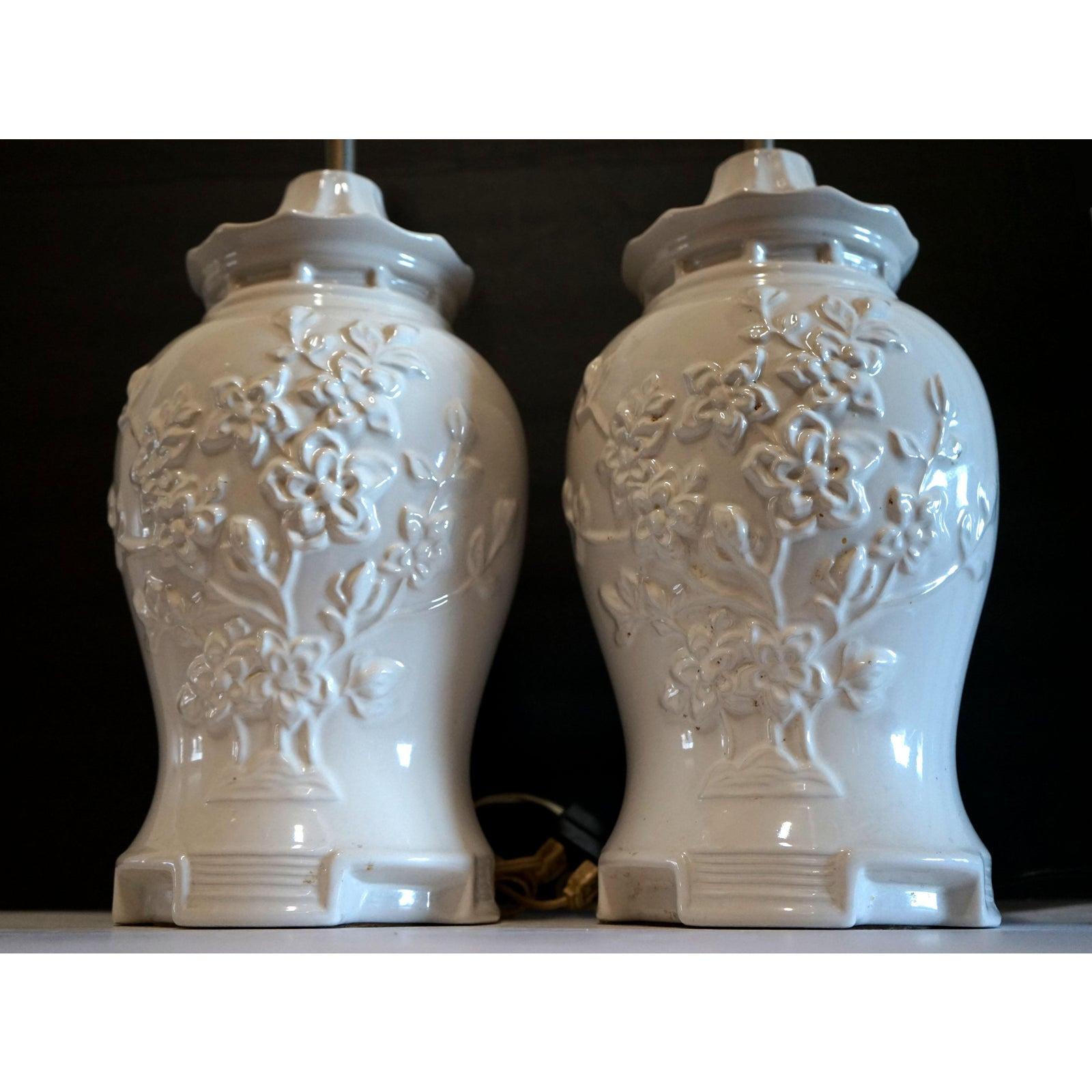 Chinoiseries Paire de lampes à balustre en porcelaine vintage Blanc de Chine avec abat-jour