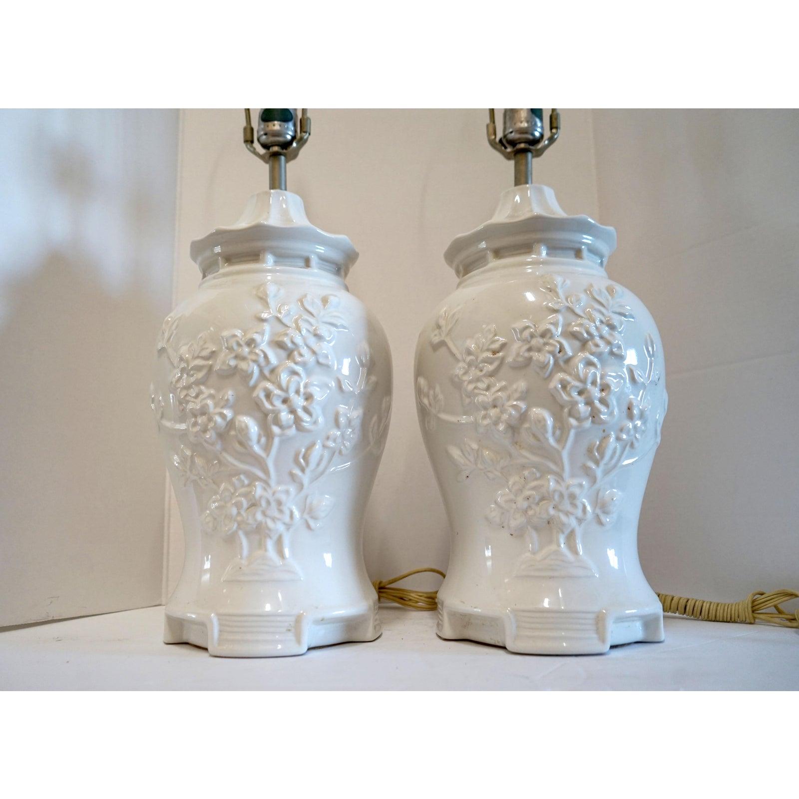 Chinois Paire de lampes à balustre en porcelaine vintage Blanc de Chine avec abat-jour