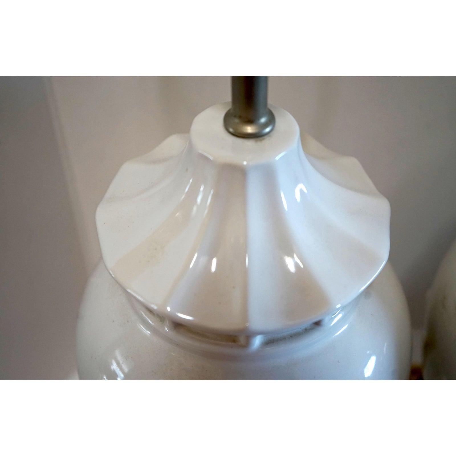 20ième siècle Paire de lampes à balustre en porcelaine vintage Blanc de Chine avec abat-jour
