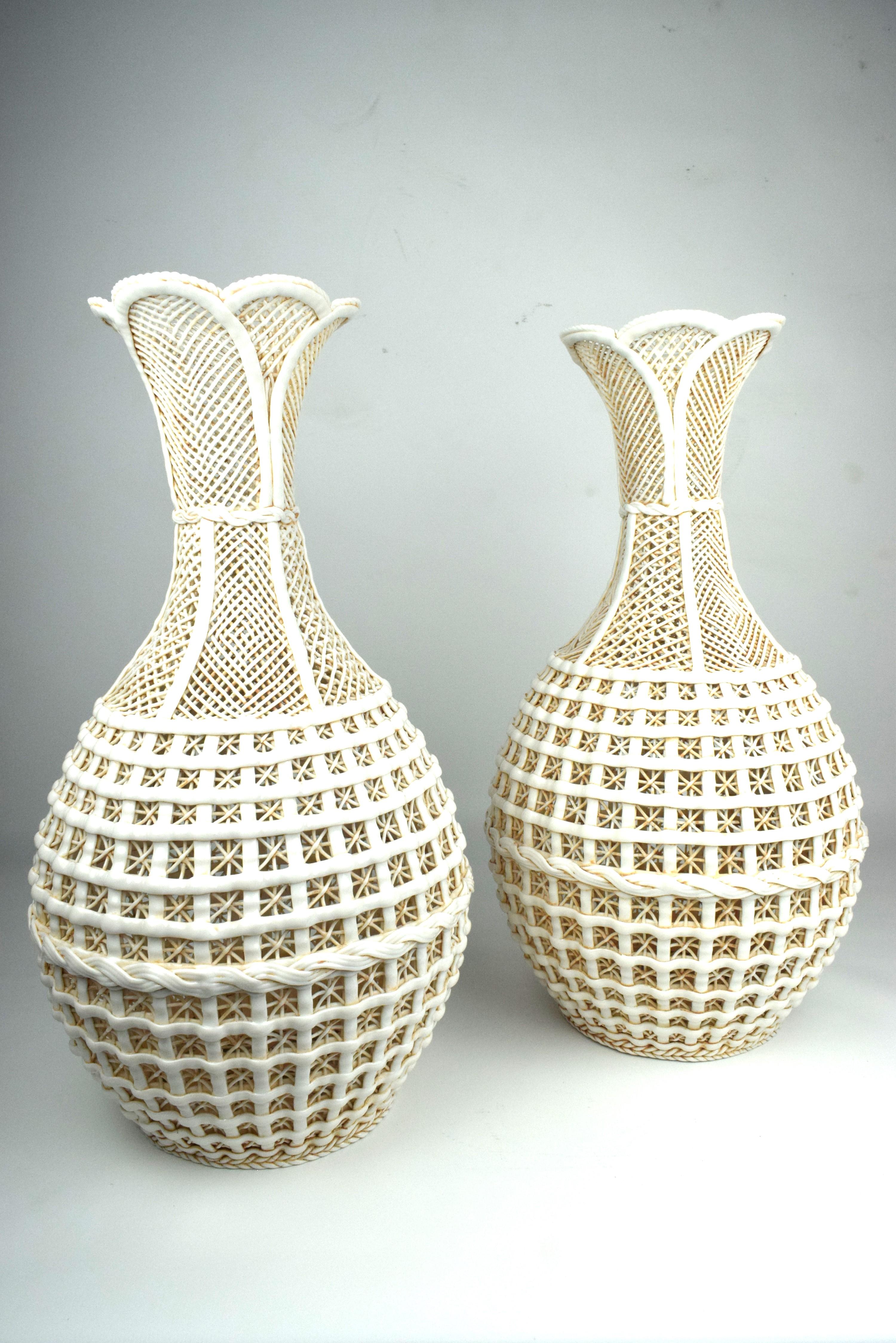 Pair of Blanc de Chinese Dehua kiln Porcelain Vases, early Republic Period  In Good Condition For Sale In Islamabad, PK