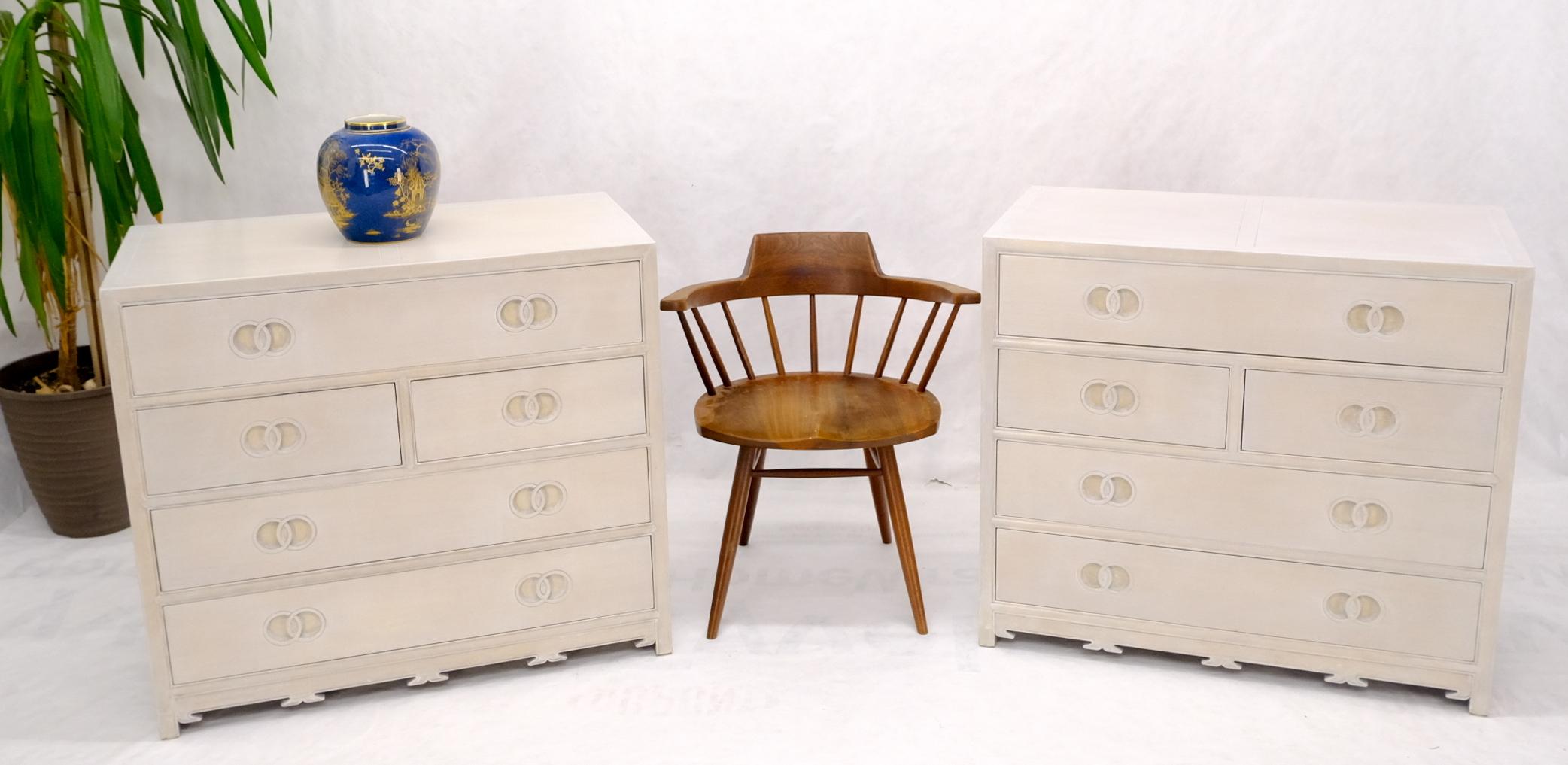 Pair of Bleached 5 Drawers Bachelor Chests by Baker In Excellent Condition For Sale In Rockaway, NJ