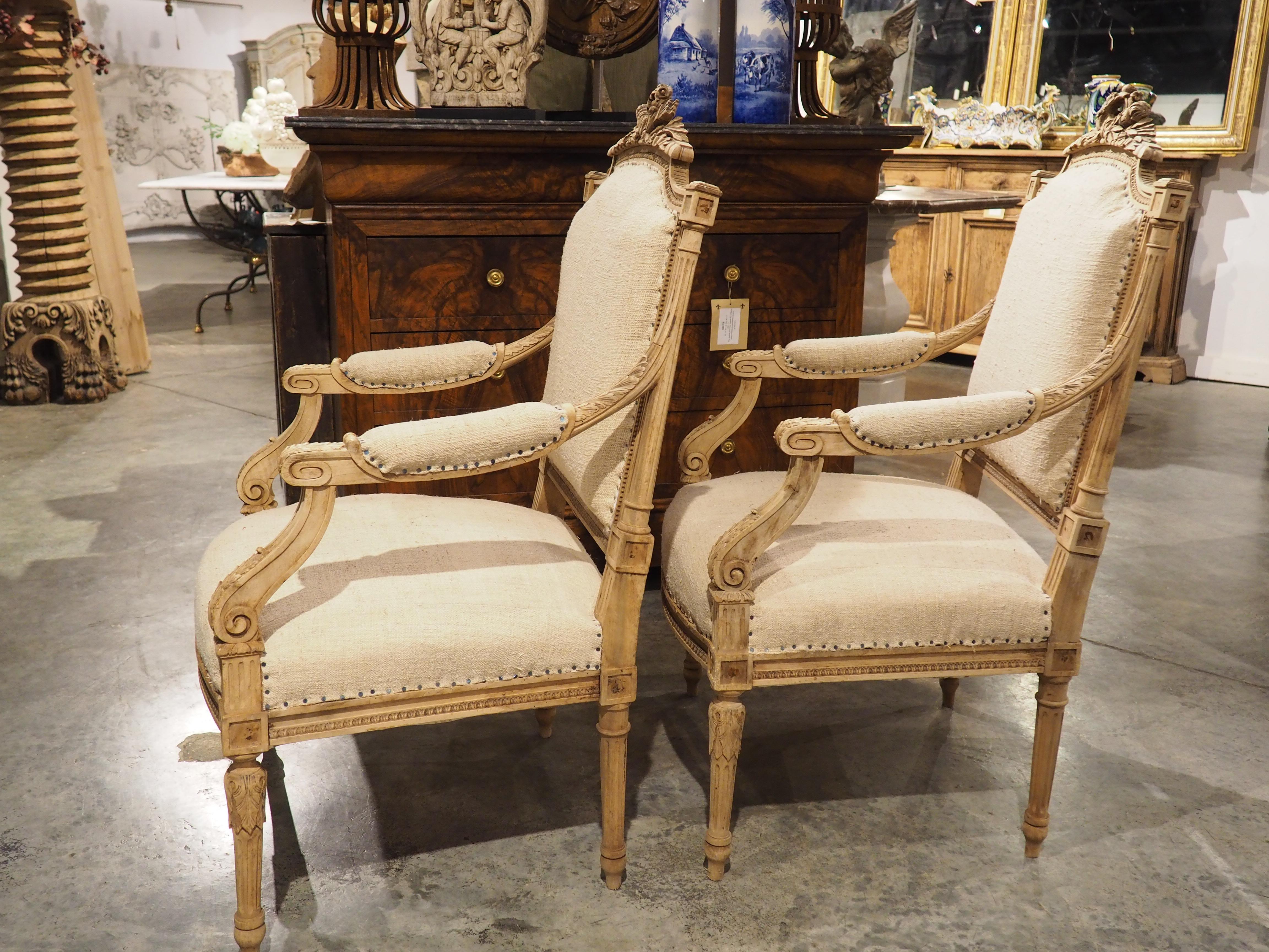 Ulteriori informazioni in arrivo...

Intagliate a mano nello stile di Luigi XVI, queste poltrone in fauteuil sbiancato risalgono al 1890 circa.  Le sedie sono sormontate da uno stemma ben dettagliato che consiste in una faretra di frecce e una