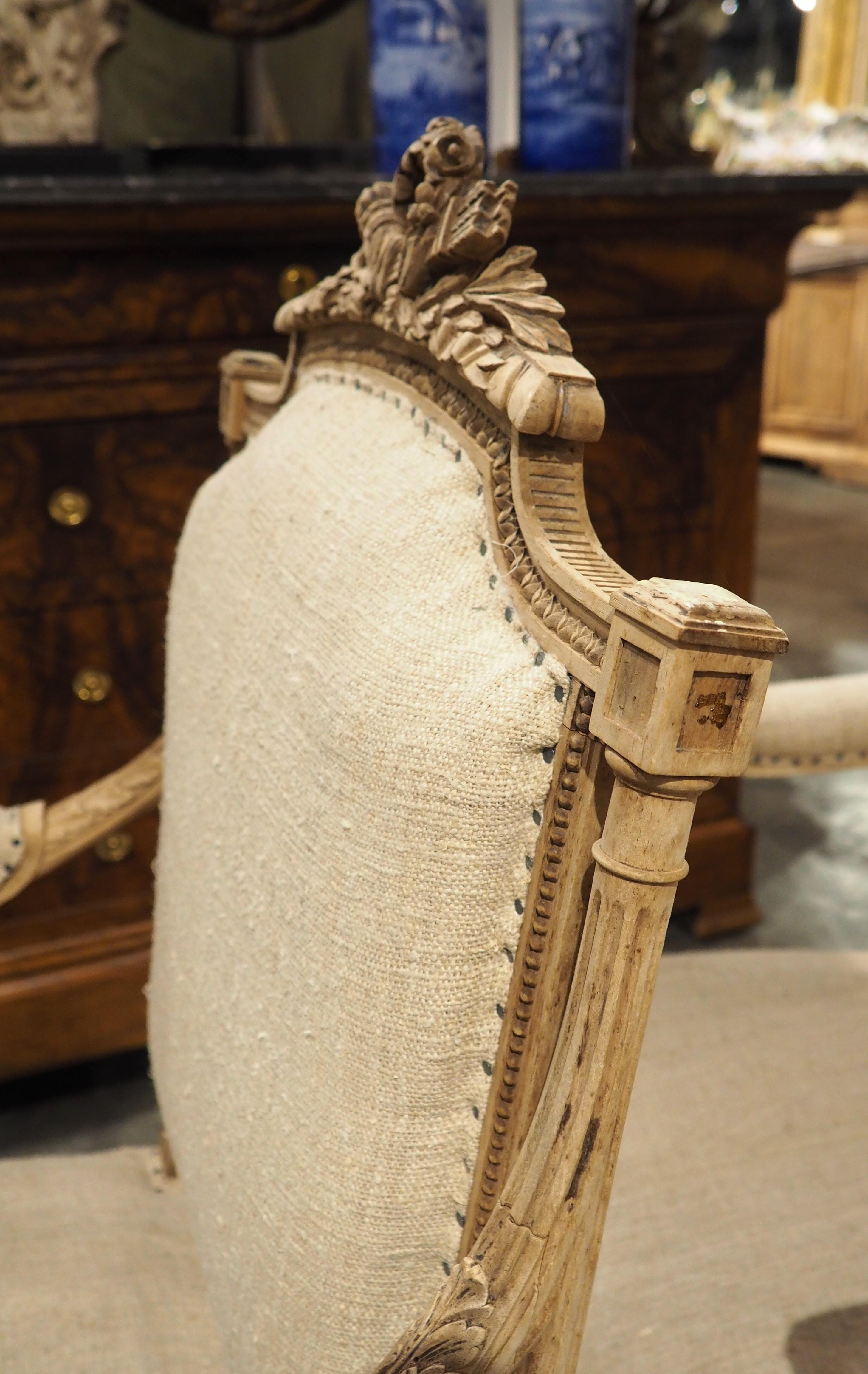 Francese Coppia di poltrone Fauteuil sbiancate in stile Luigi XVI, CIRCA 1890 in vendita