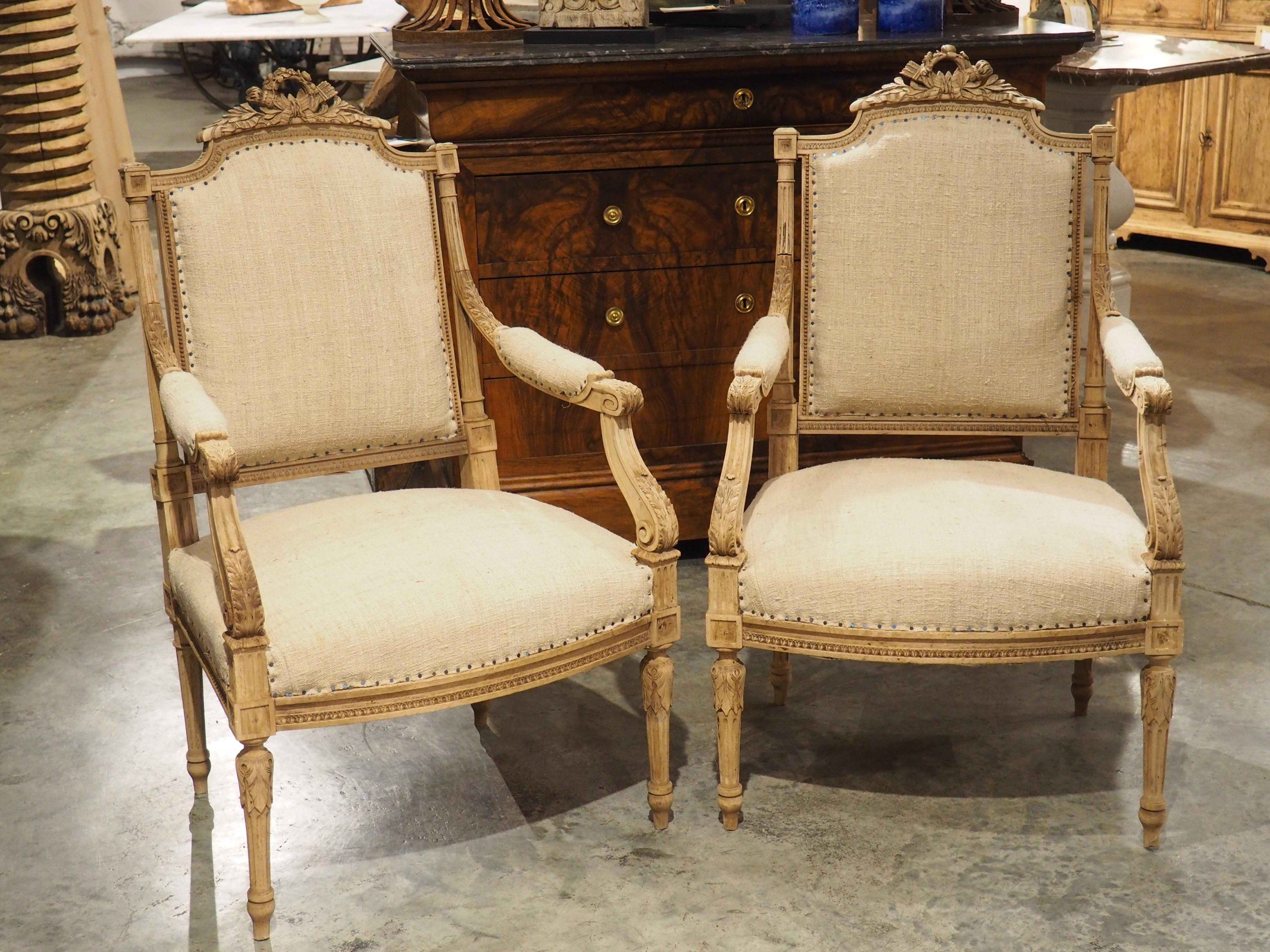Sbiancato Coppia di poltrone Fauteuil sbiancate in stile Luigi XVI, CIRCA 1890 in vendita