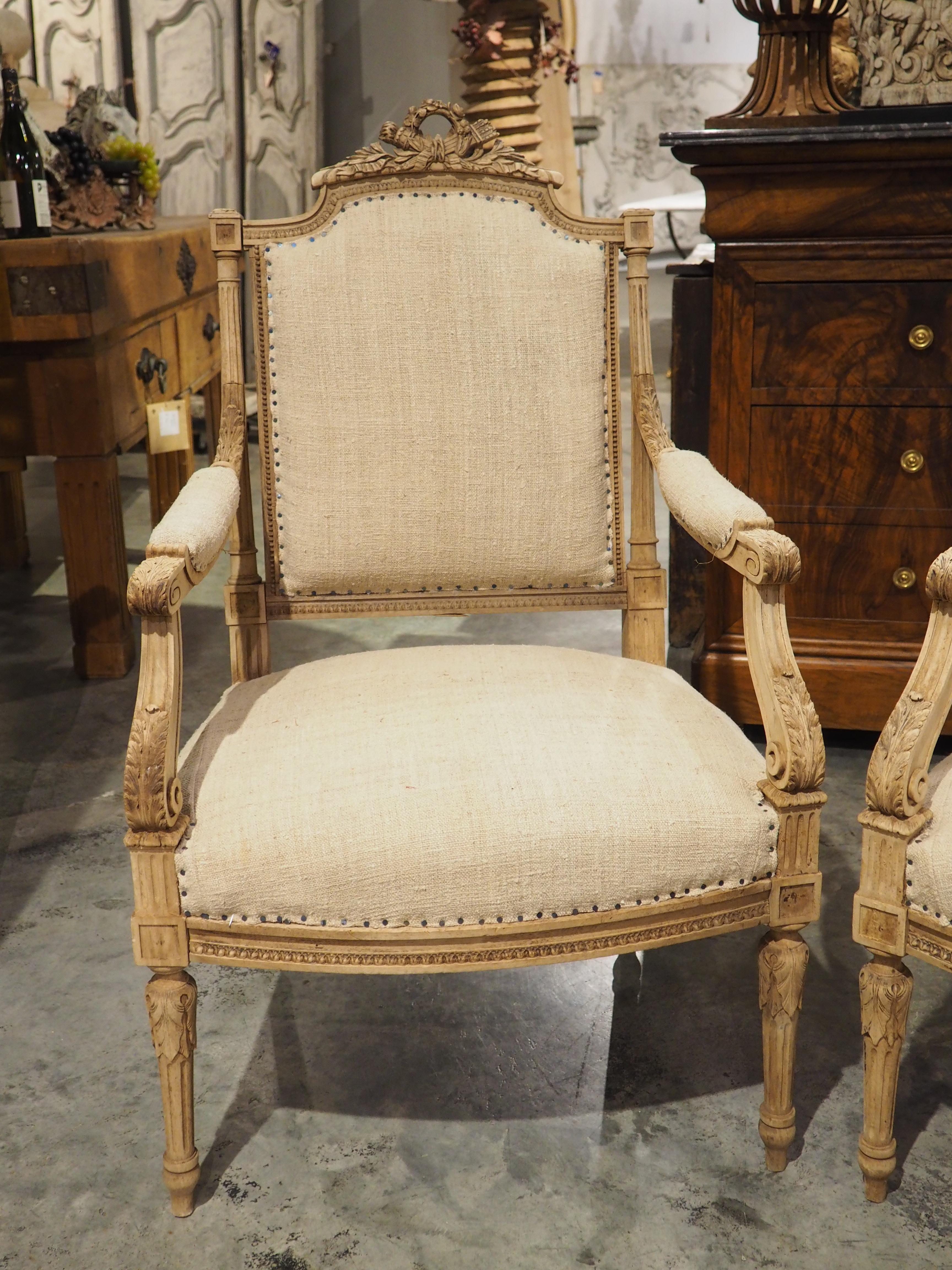 Coppia di poltrone Fauteuil sbiancate in stile Luigi XVI, CIRCA 1890 In condizioni buone in vendita a Dallas, TX