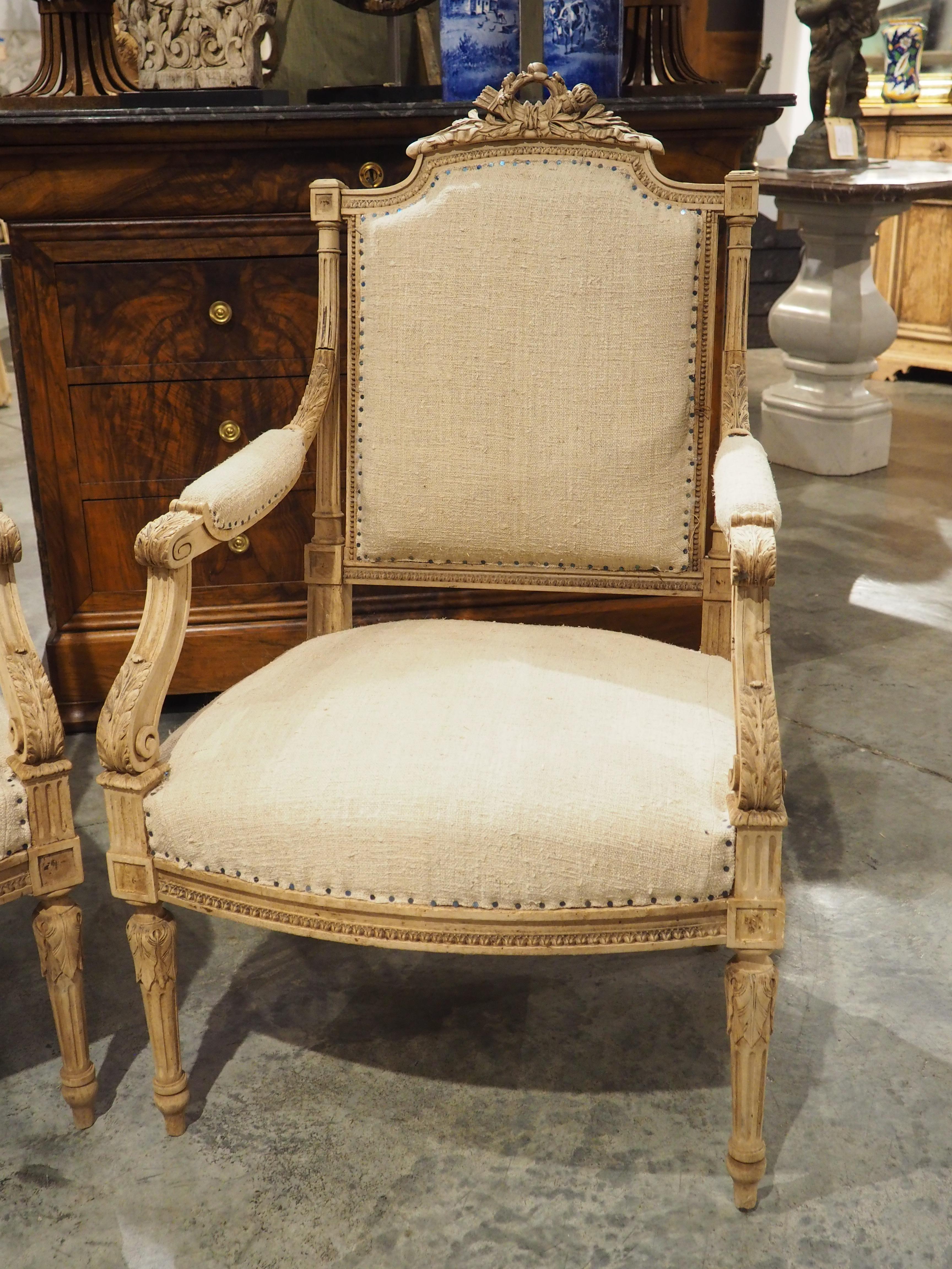 XIX secolo Coppia di poltrone Fauteuil sbiancate in stile Luigi XVI, CIRCA 1890 in vendita