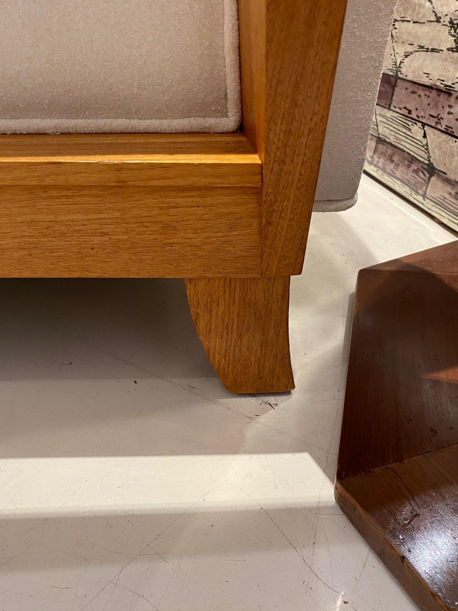 Paire de fauteuils rembourrés en acajou blanchi d'après un modèle de Maxime old. en vente 5