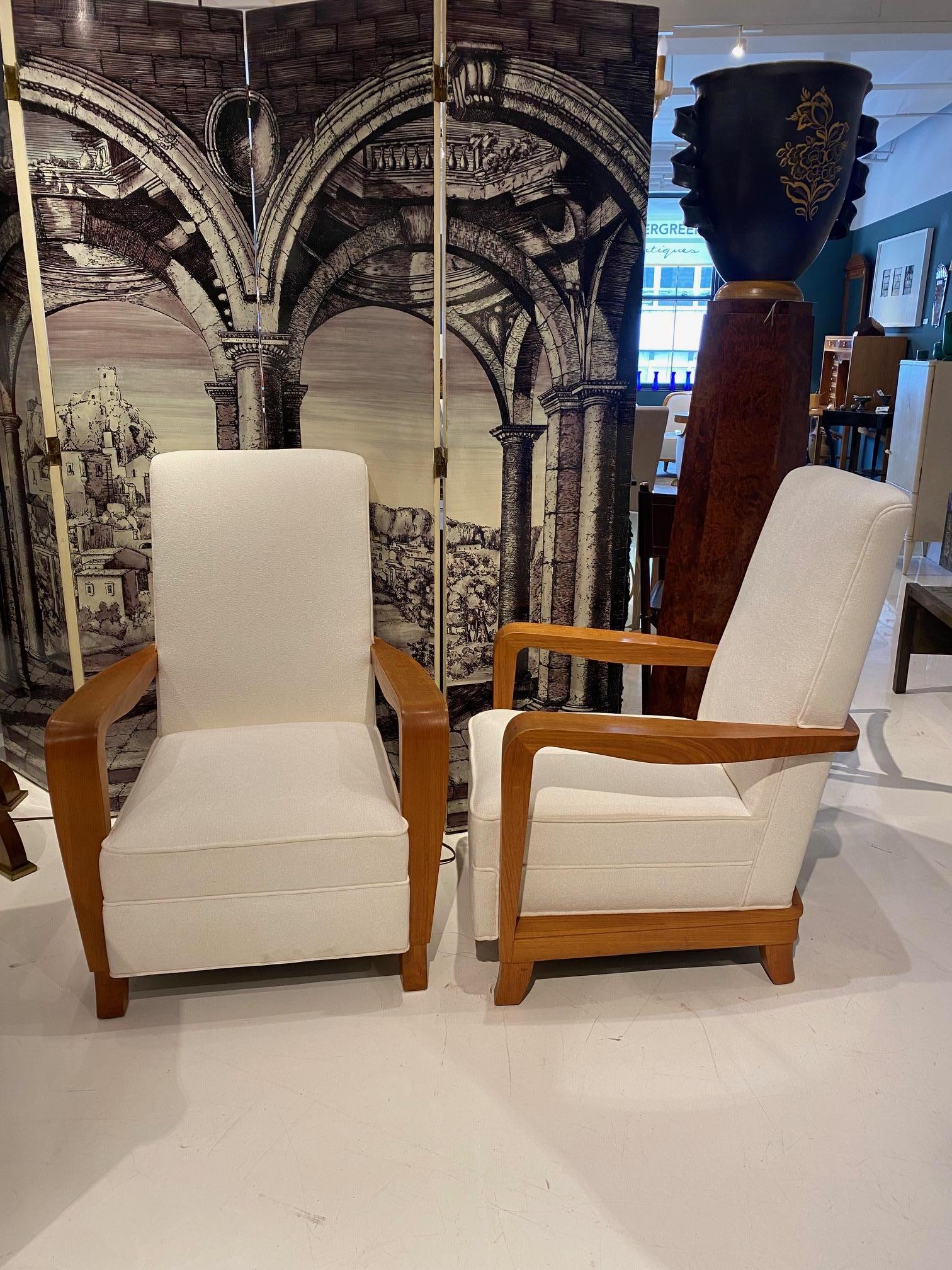 Ein Paar gepolsterte Sessel aus gebleichtem Mahagoni nach einem Modell von Maxime alt. im Zustand „Gut“ im Angebot in Montreal, QC