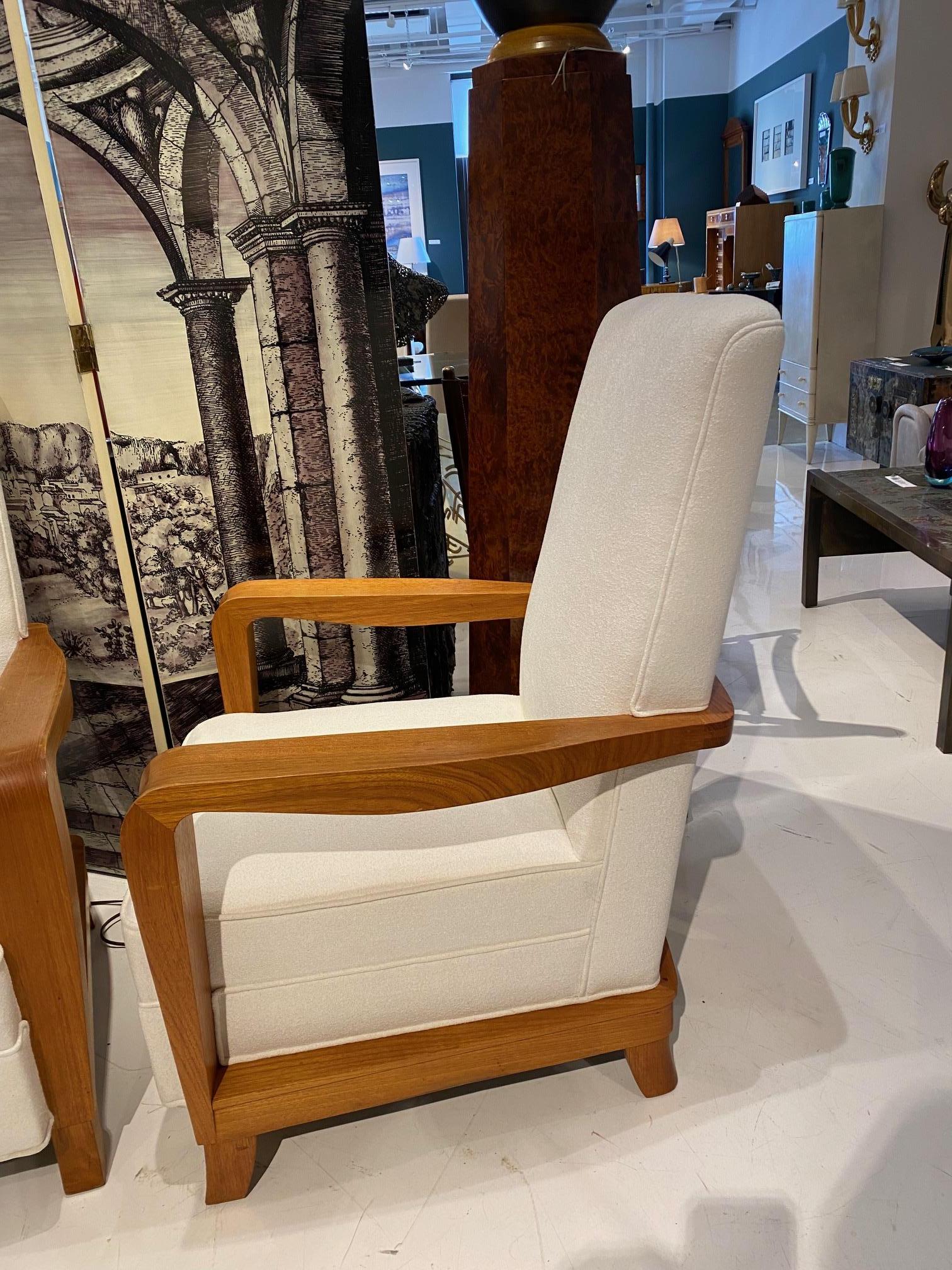 Ein Paar gepolsterte Sessel aus gebleichtem Mahagoni nach einem Modell von Maxime alt. (Ende des 20. Jahrhunderts) im Angebot