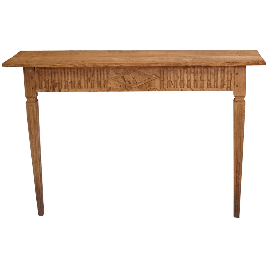 Mélange parfait de charme rustique et d'élégance raffinée, ces tables consoles suspendues présentent une finition en chêne blanchi joliment vieillie. Avec un savoir-faire français classique et des détails qui mettent en valeur le grain naturel du