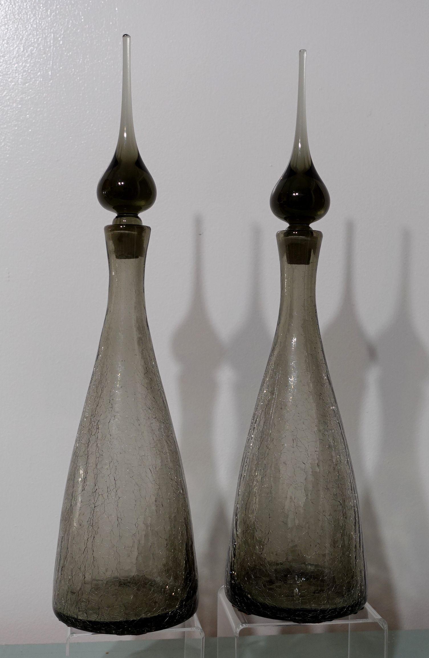 Une paire de carafes Blenko en verre craquelé charbonneux avec des bouchons craquelés charbonneux, vers les années 1950.