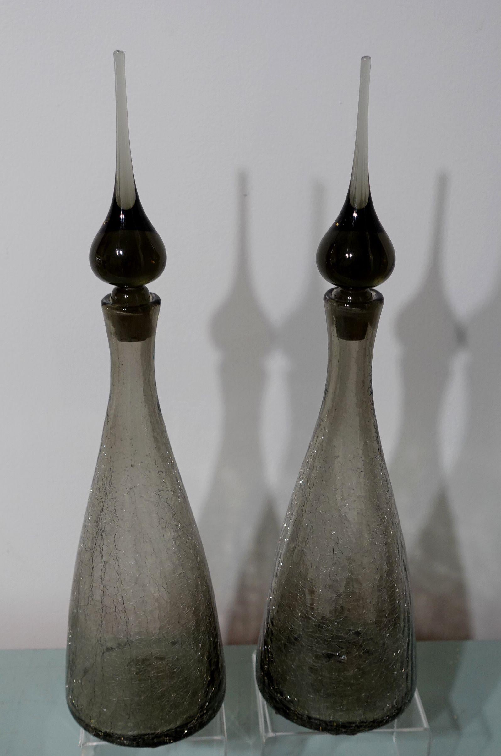 Paar Blenko-Kunstglaskaraffen im Zustand „Gut“ im Angebot in Norton, MA