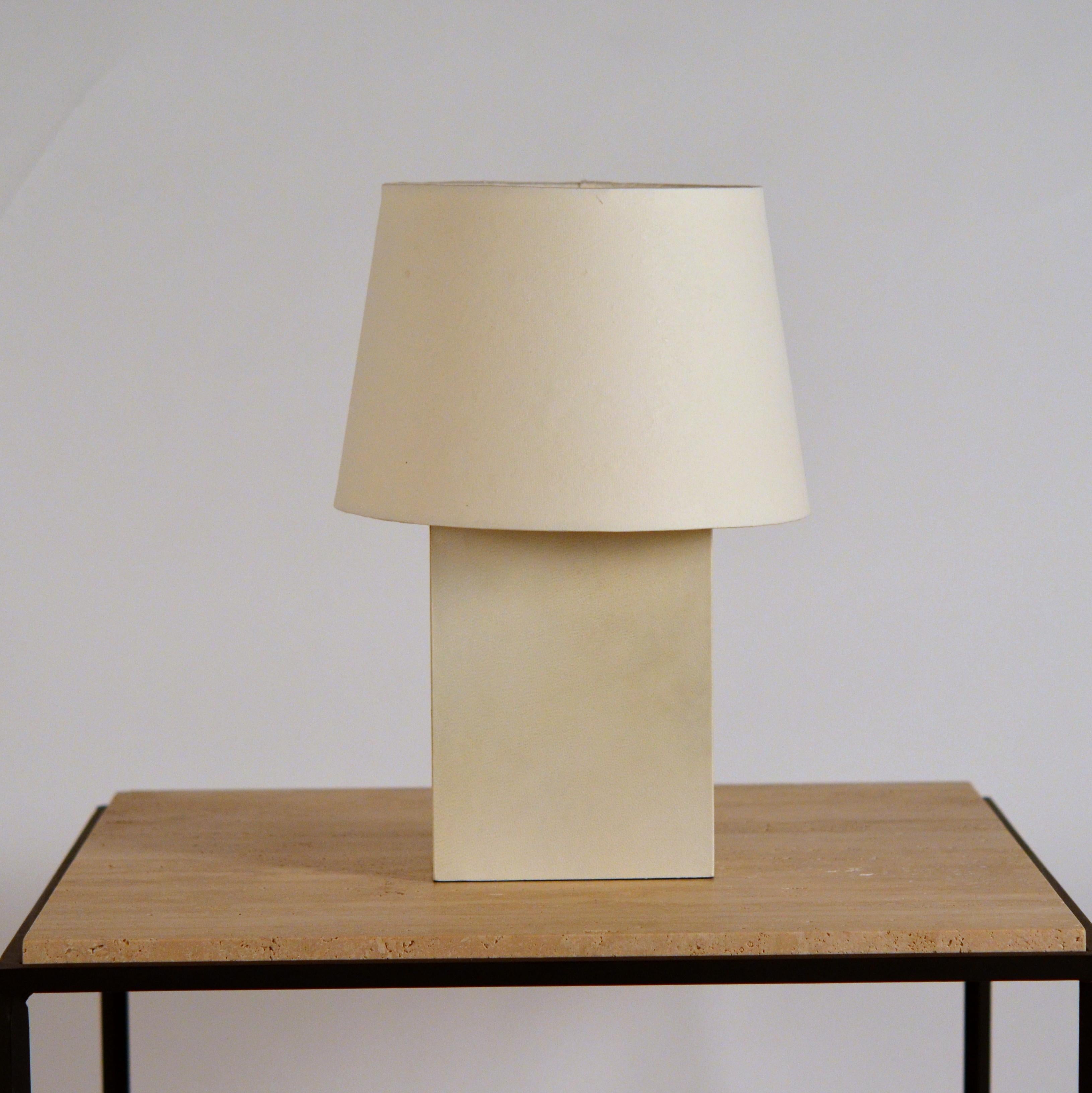 Paar 'Bloc' Pergamentlampen mit Pergamentpapierschirmen von Design Frères (Art déco) im Angebot