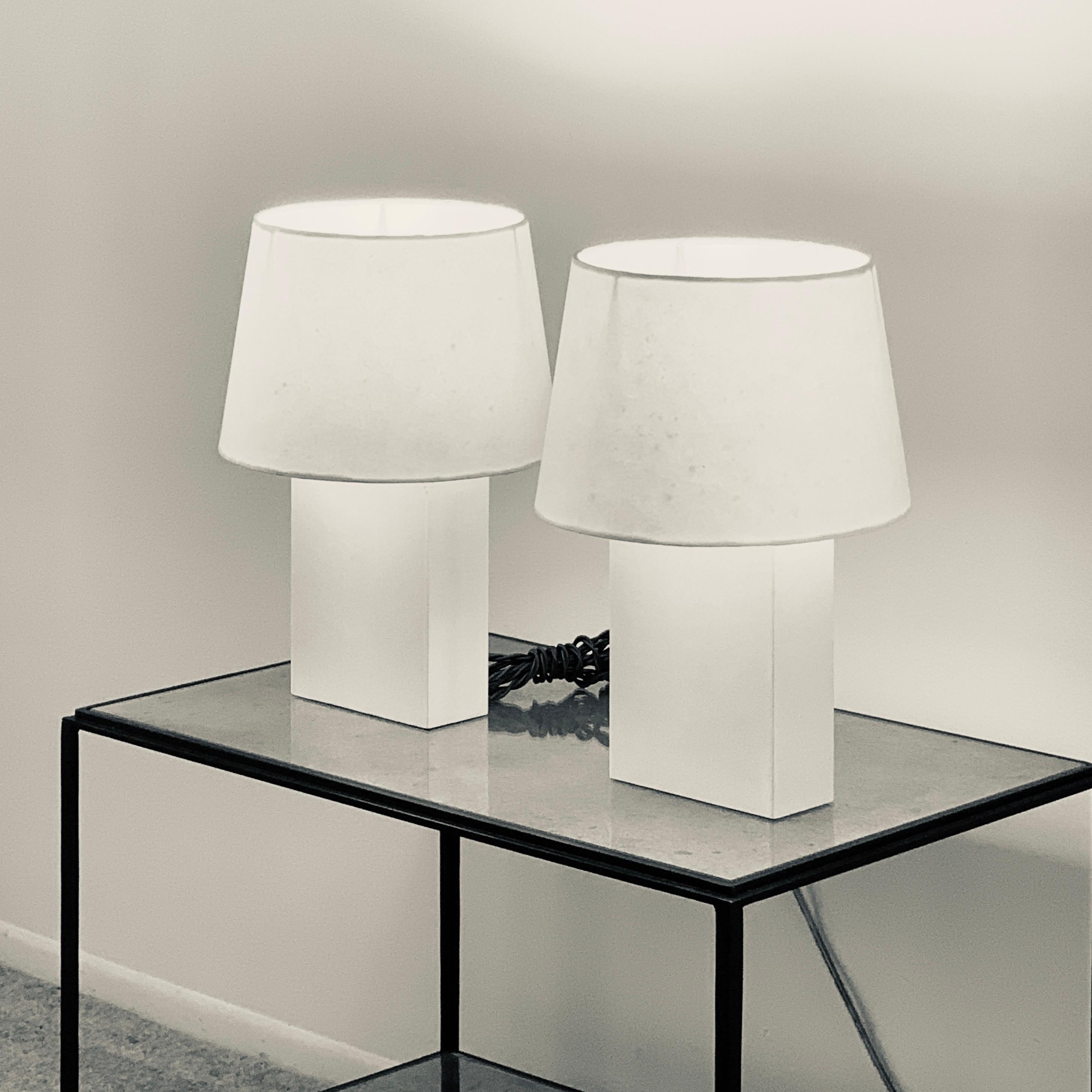 Paar 'Bloc' Pergamentlampen mit Pergamentpapierschirmen von Design Frères im Zustand „Neu“ im Angebot in Los Angeles, CA