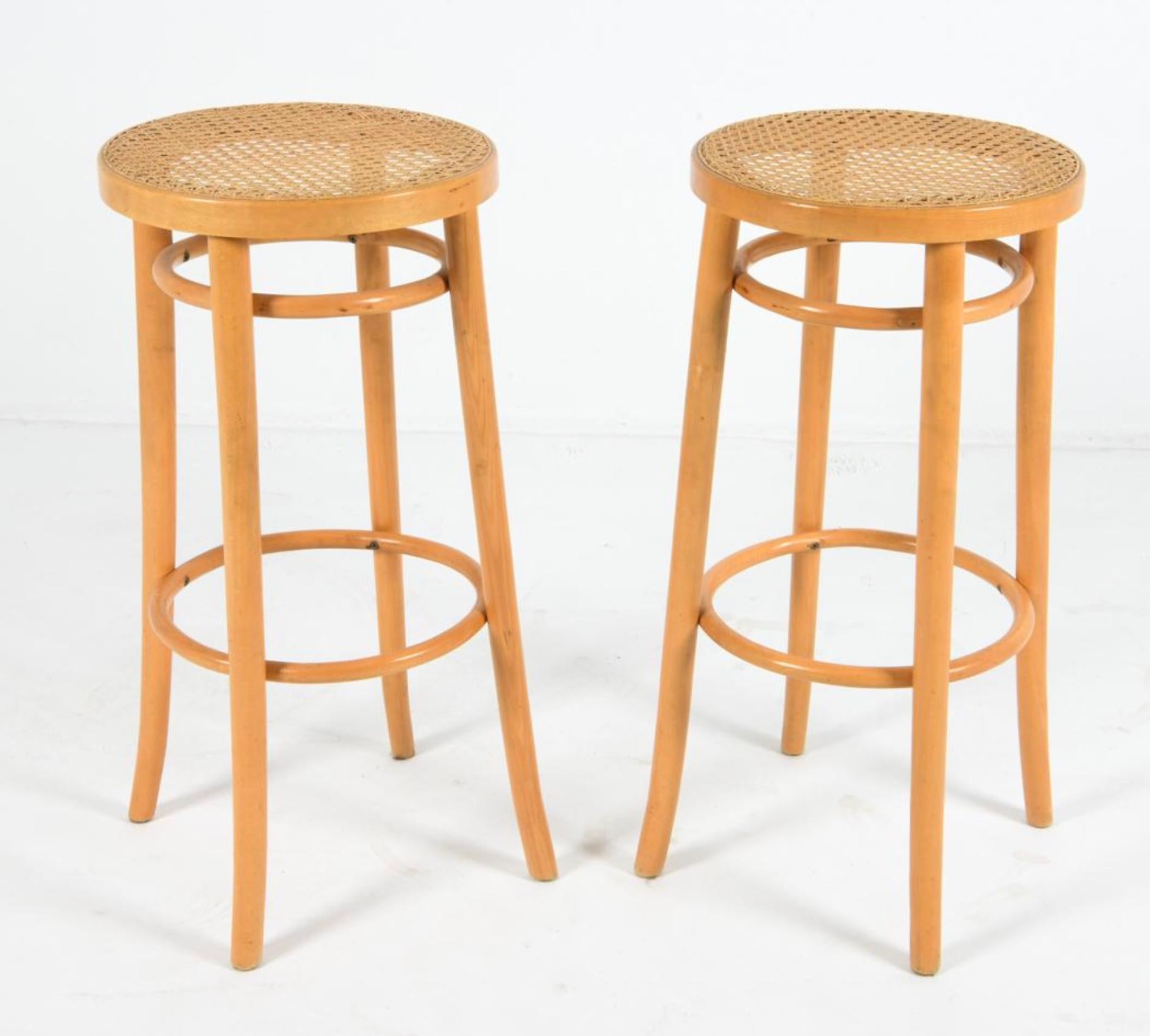 Pareja de taburetes de altura de barra de abedul rubio con asiento de caña, de Thonet. Fabricada hacia 1950 en Europa. Buen estado Vintage - El bastón está ajustado y listo para usar. 

Recogida local disponible en Brooklyn NYC o Kingston NY -