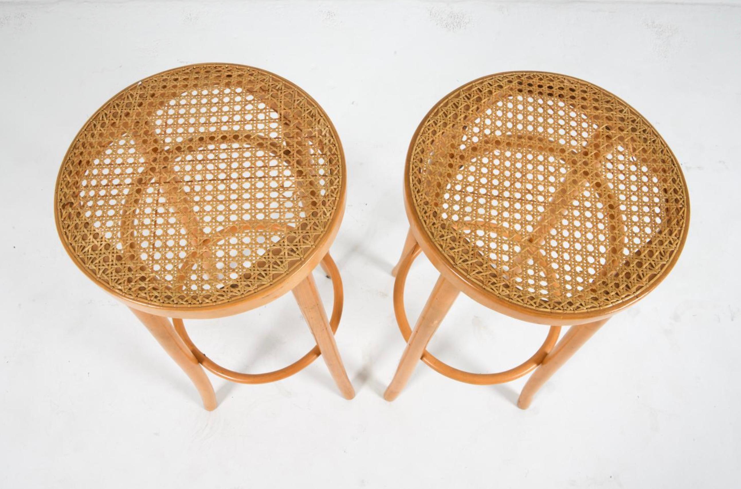Pareja de taburetes de altura de barra de abedul rubio con asiento de caña de Thonet Moderno de mediados de siglo en venta