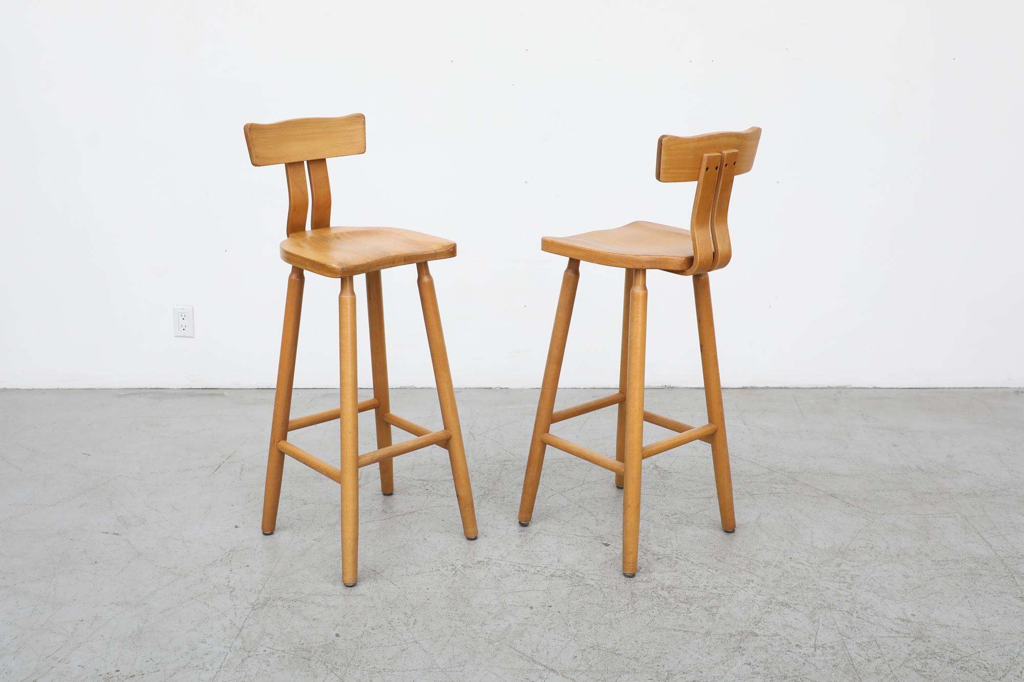 Pair of Blonde Oak Brutalist T-Back Bar Stools In Good Condition In Los Angeles, CA