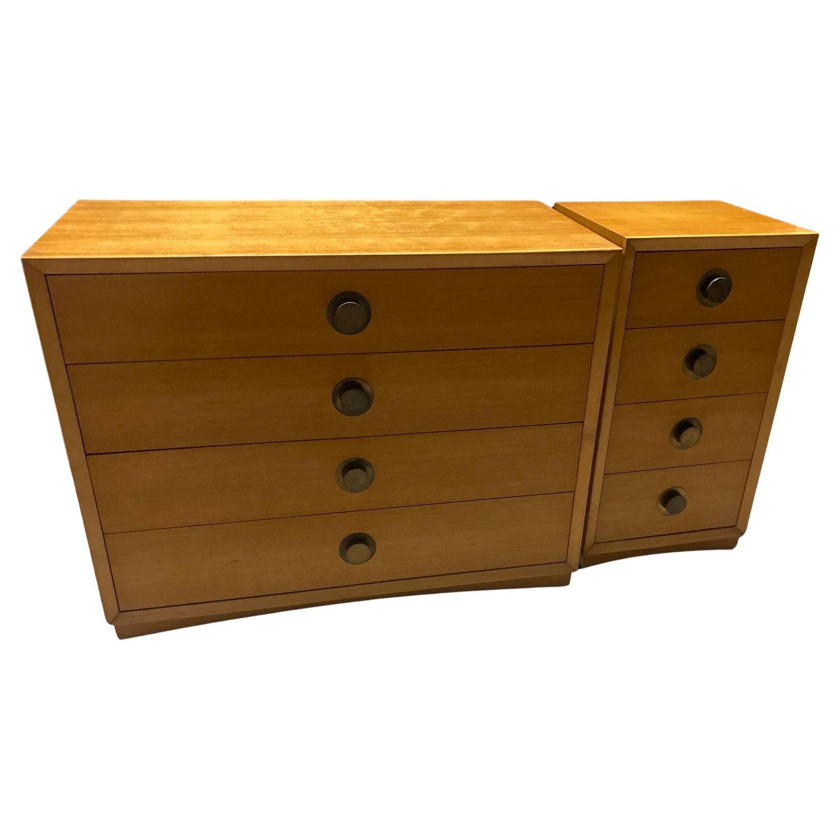 Pair of Blonde Mahogany Four Drawer chests with Brass Hardware im Angebot
