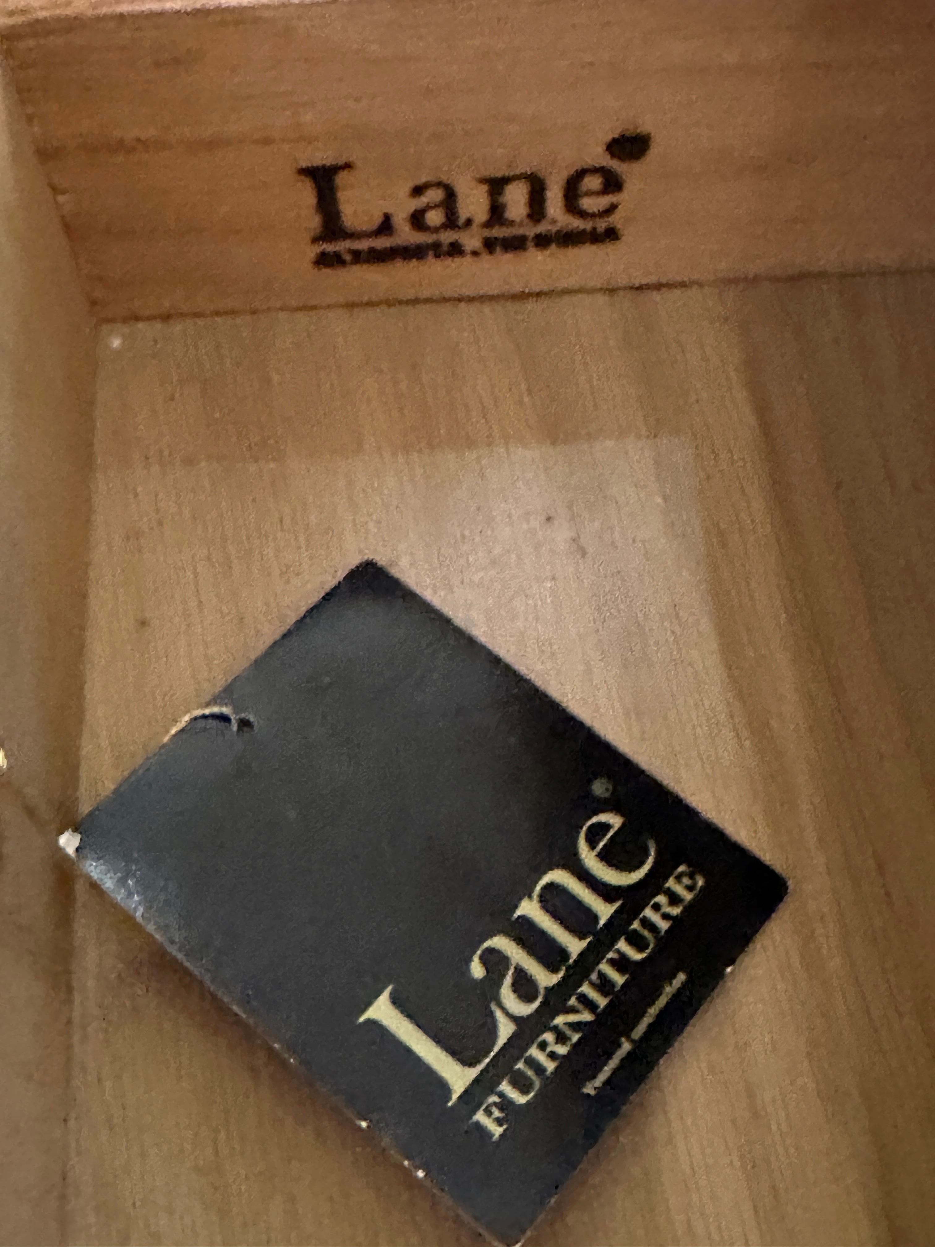 Ein Paar blonde Nachttische aus Eiche von Lane (20. Jahrhundert) im Angebot