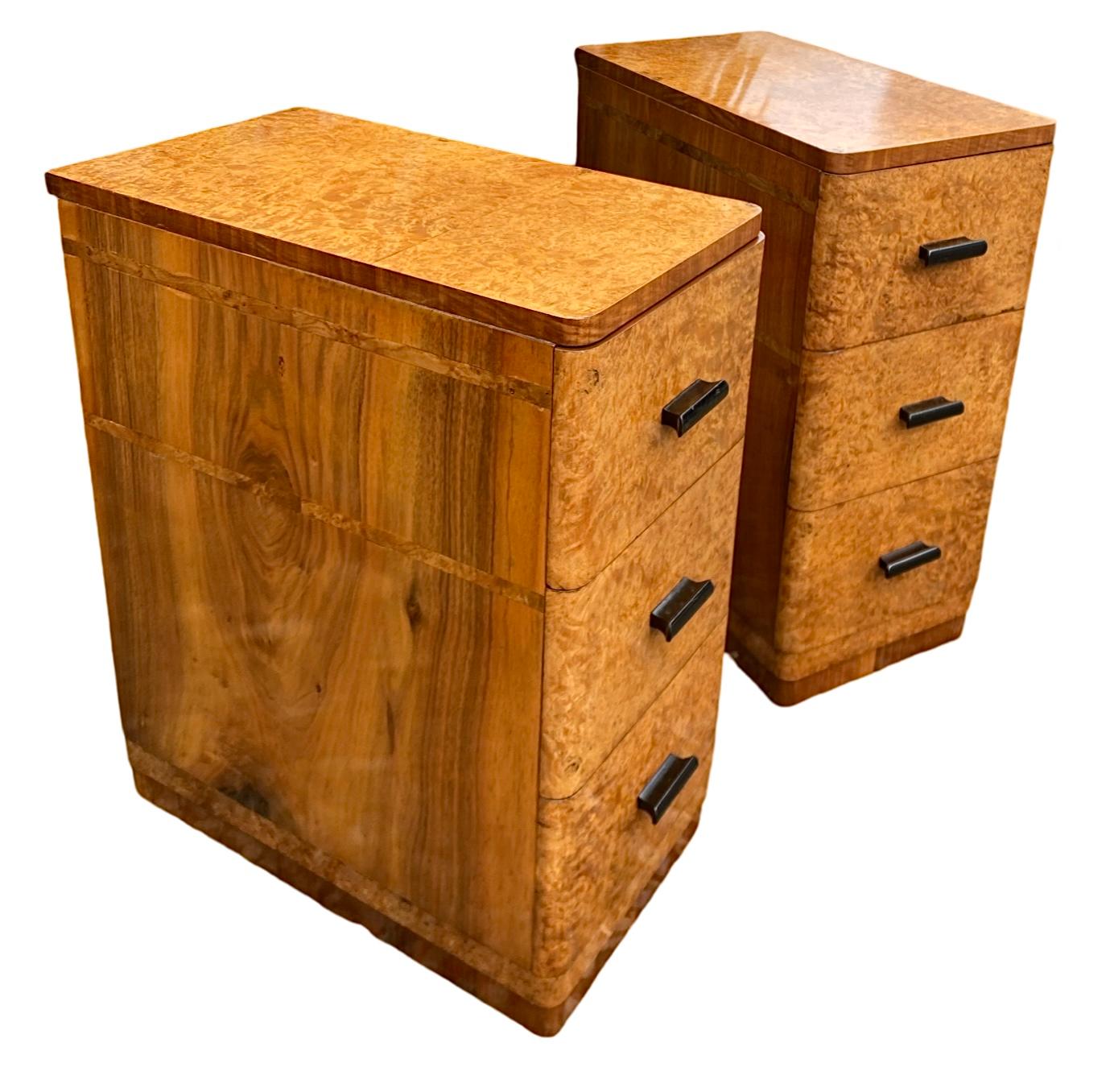 Pair of blonde walnut Art Deco Nightstands In Good Condition In Barnstaple, GB