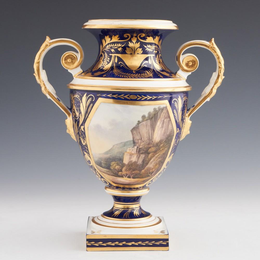 Überschrift:  Zwei Bloor Derby Vasen mit zwei Henkeln und benannter Ansicht
Datum : ca. 1825 -40
Zeitraum : Georg IV.
Marken : Red Crown Bloor Derby Marke - benannte Ansichten 