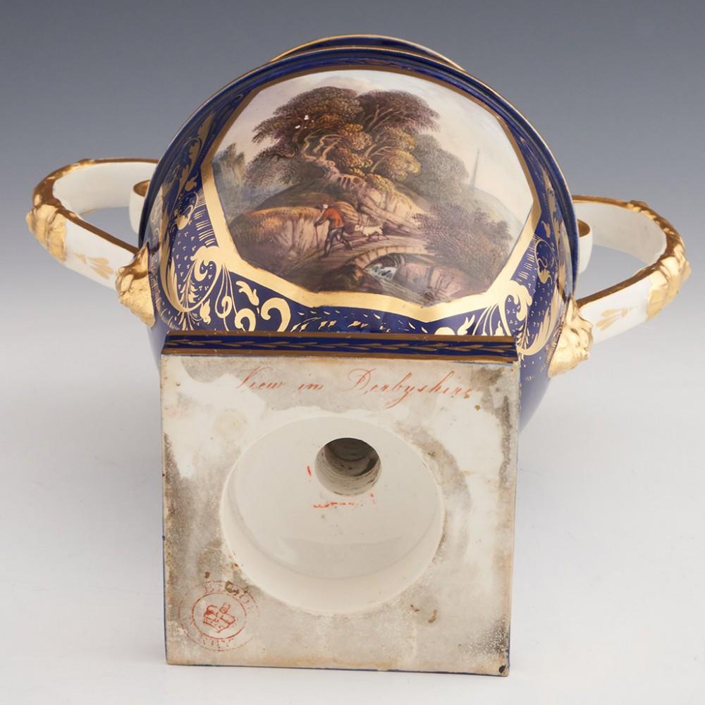 Vases-urnes à deux poignées en porcelaine de Derby, vers 1830 en vente 1