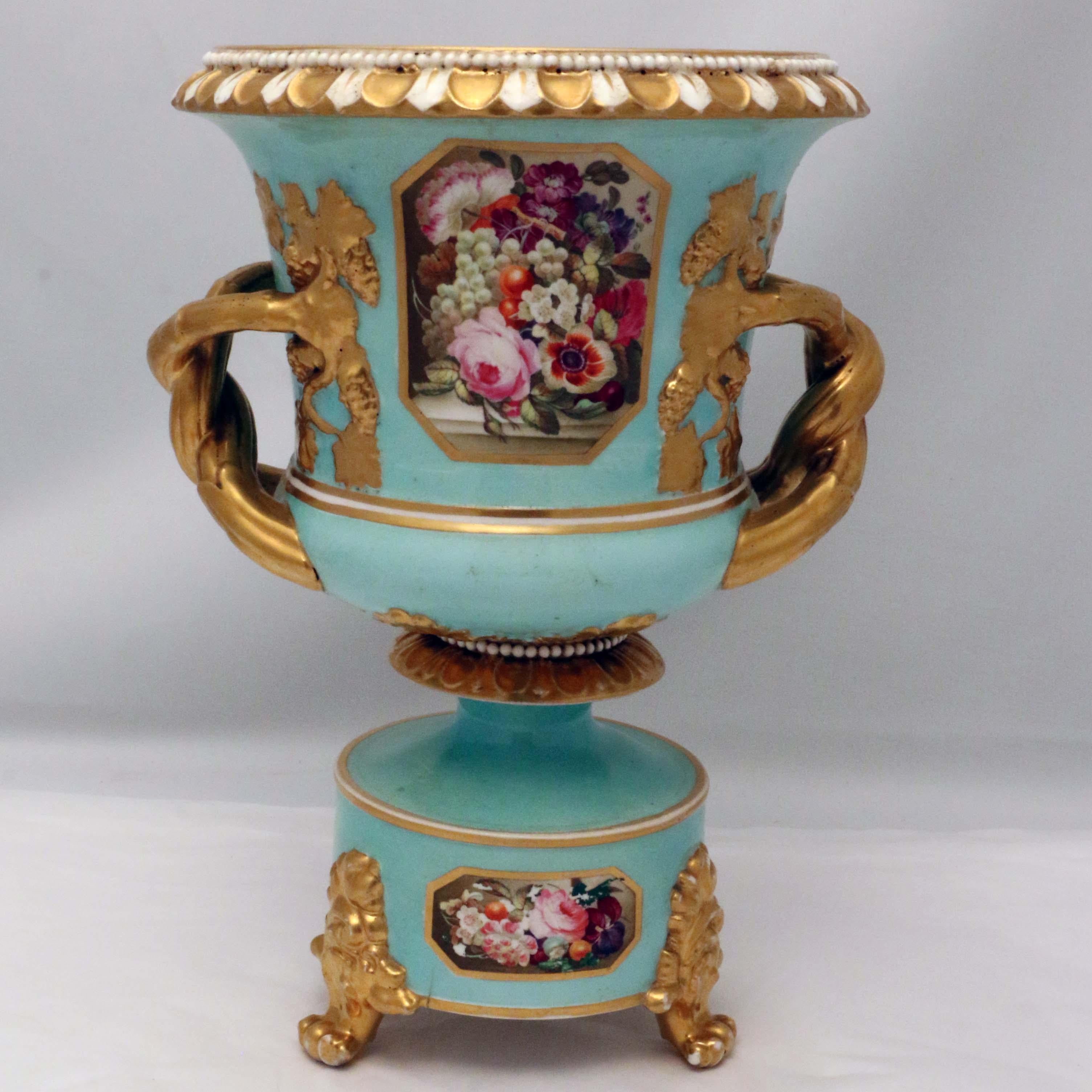 Questa sontuosa coppia di campane è altamente decorativa. Il fondo blu chiaro e i pesanti manici dorati a forma di vite fruttifera mettono in risalto le riserve di frutta e fiori. Sono stati realizzati intorno al 1830. Hanno il marchio del cerchio