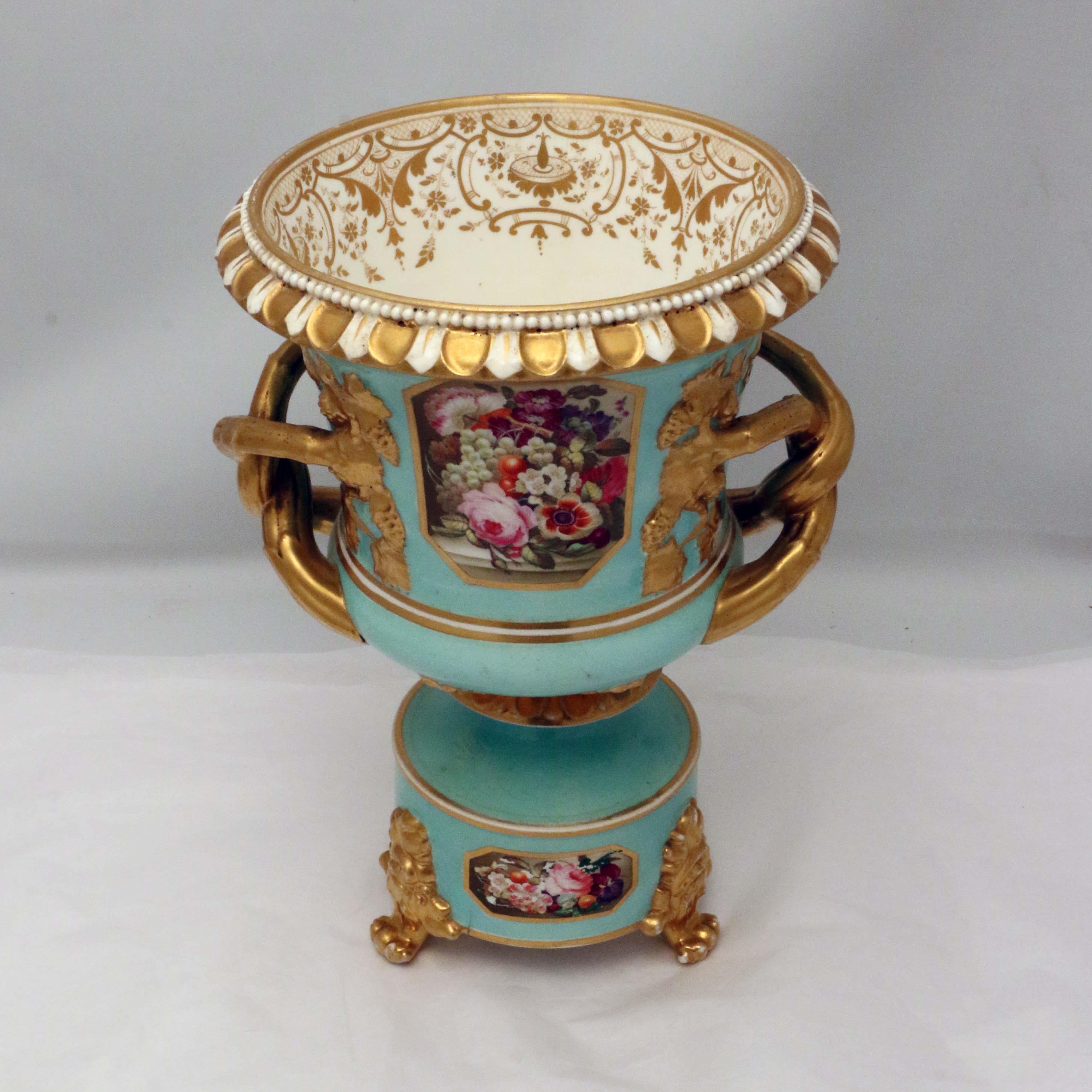 Porcelaine Paire d'urnes Bloor Derby:: peintes de fleurs sur un fond bleu pâle en vente