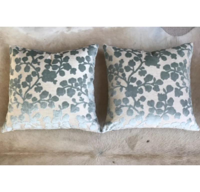 Art Déco Coppia di cuscini floreali in lino e velluto con motivo a rilievo Blossom in Mist in vendita
