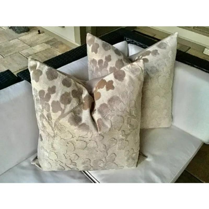 Splendido velluto di lino in rilievo con disegno floreale. BLOSSOM è presentato qui nella tonalità taupe (stone). Questi cuscini avranno il velluto Blossom sul fronte e sul retro e saranno forniti come coppia da 22 pollici con inserti in piuma