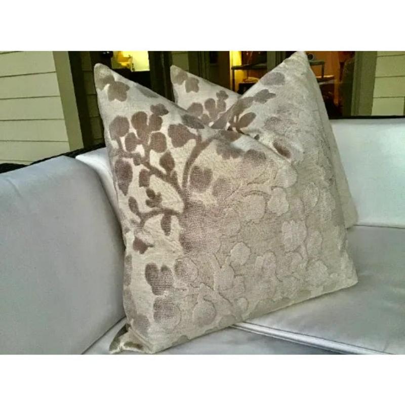 Art Déco Coppia di cuscini floreali in lino e velluto con fiori in pietra naturale in vendita