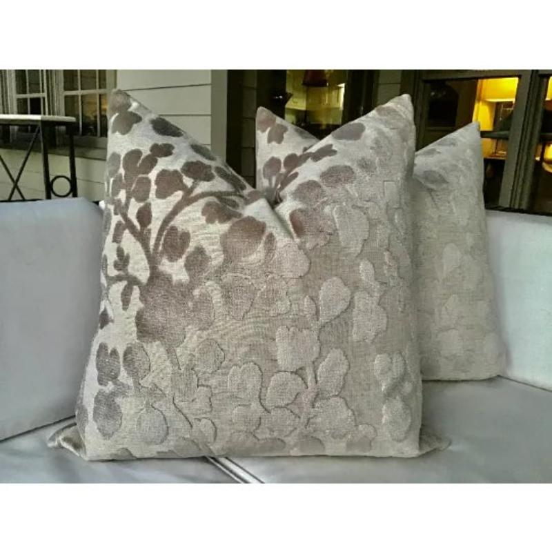 Americano Coppia di cuscini floreali in lino e velluto con fiori in pietra naturale in vendita