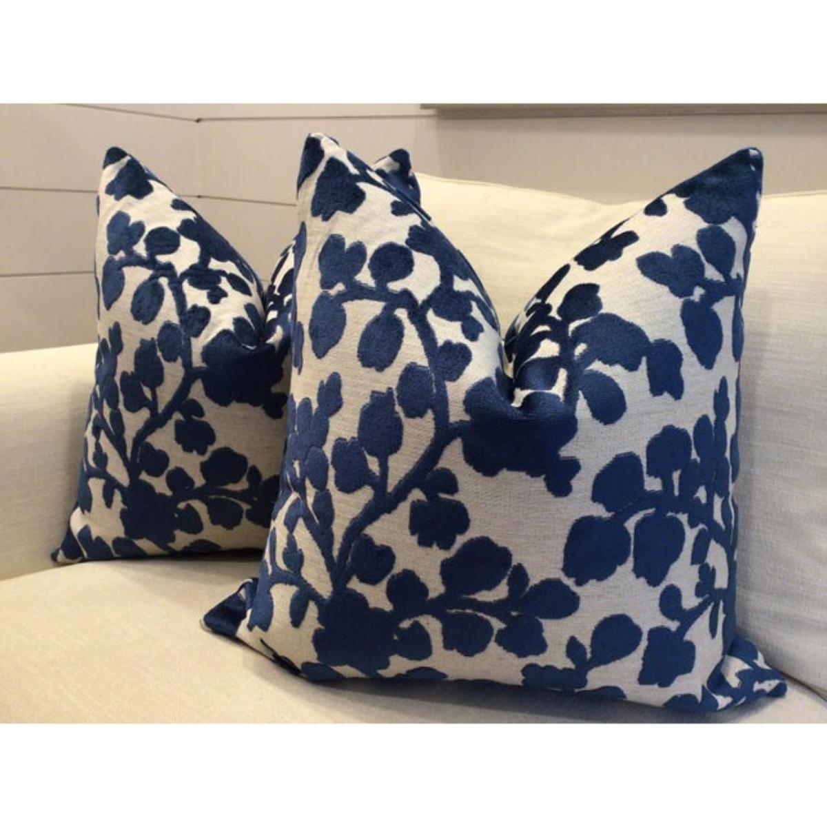 Mid-Century Modern Paire d'oreillers floraux en velours de lin rehaussé Blossom in Sapphire en vente