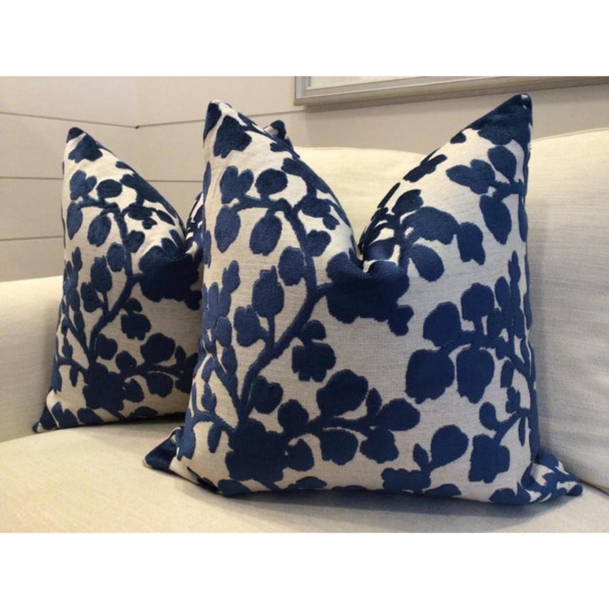 Américain Paire d'oreillers floraux en velours de lin rehaussé Blossom in Sapphire en vente