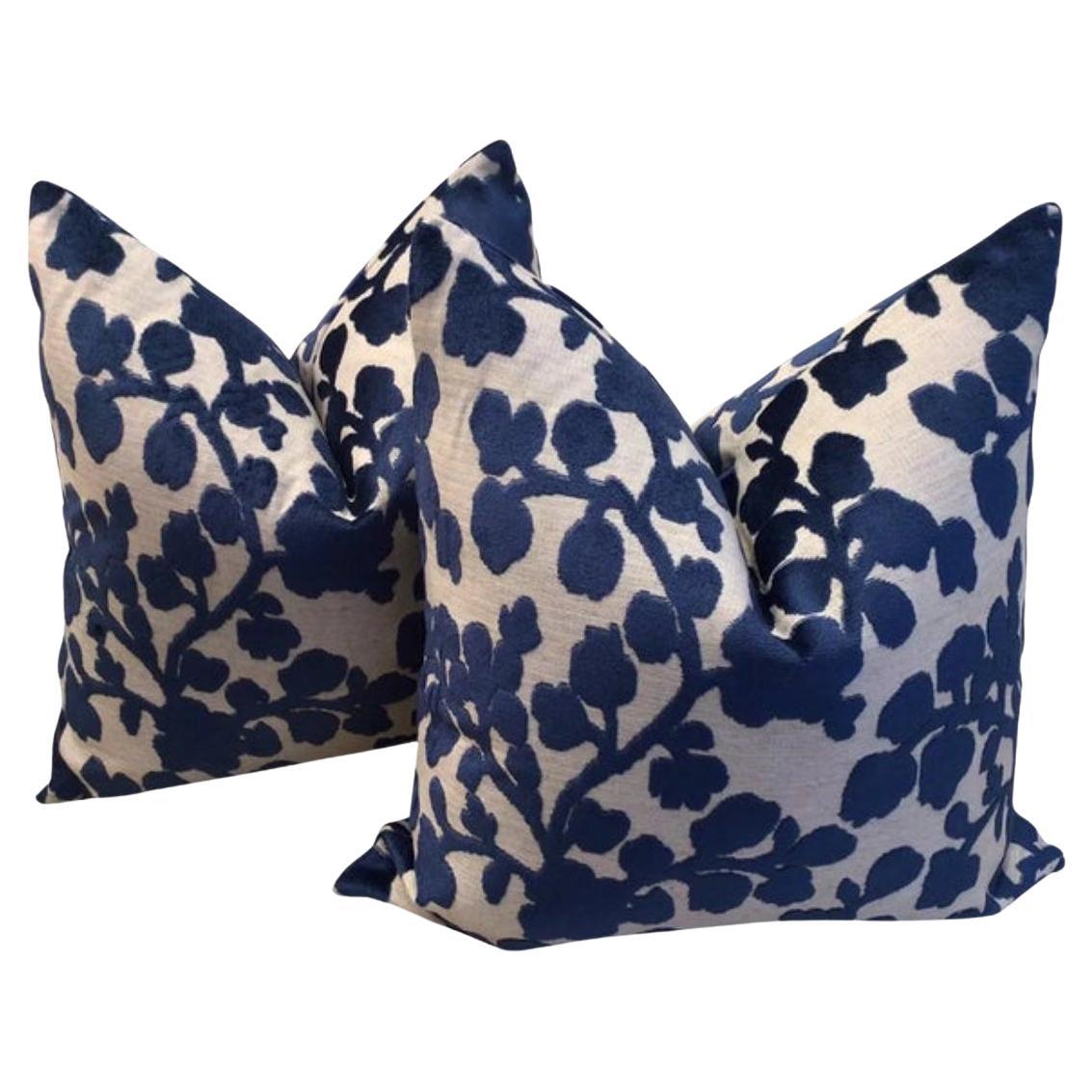 Coppia di cuscini floreali in lino e velluto con motivo a rilievo Blossom in Sapphire