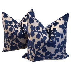 Coppia di cuscini floreali in lino e velluto con motivo a rilievo Blossom in Sapphire